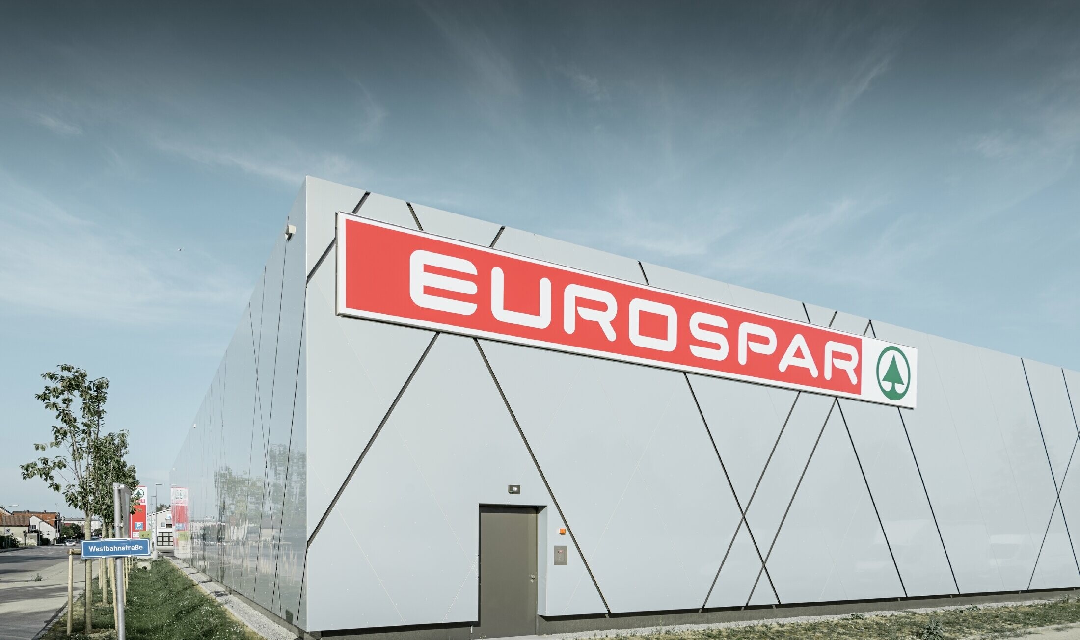 Back of the new Eurospar branch in Wels. The façade was clad with aluminium composite panels from PREFA in the unique colour silver gold.