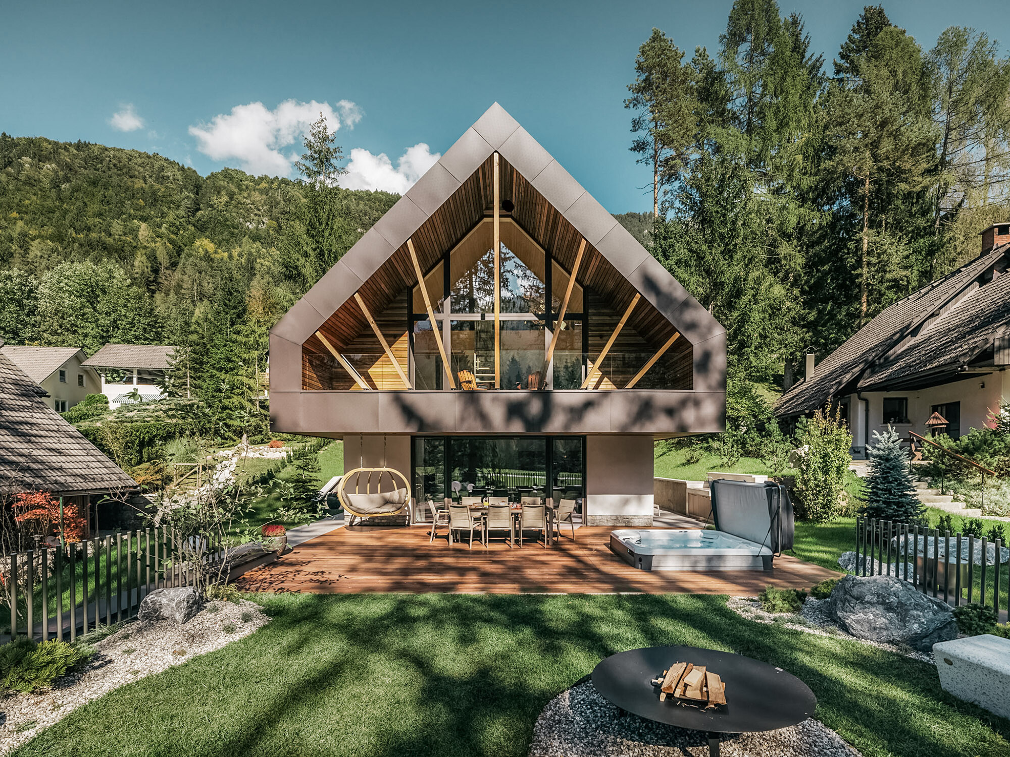 Front view of the holiday home with nut-brown PREFA aluminium panels.