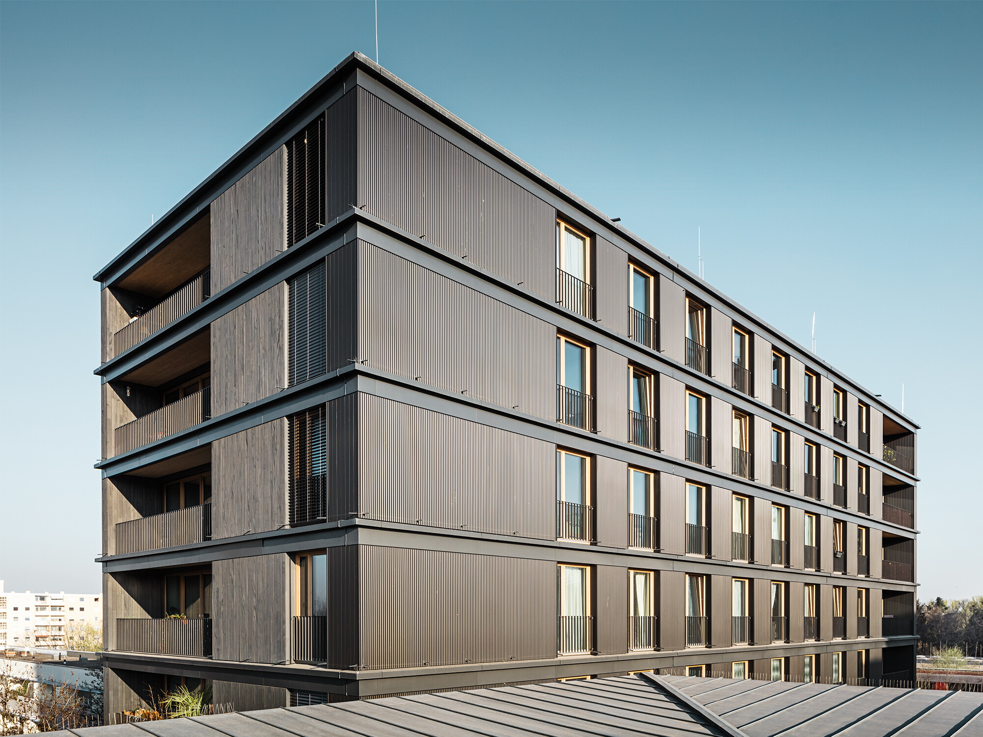  The residential and commercial building from the side: it is difficult to tell the difference between the PREFA ripple profile and the timber façade.