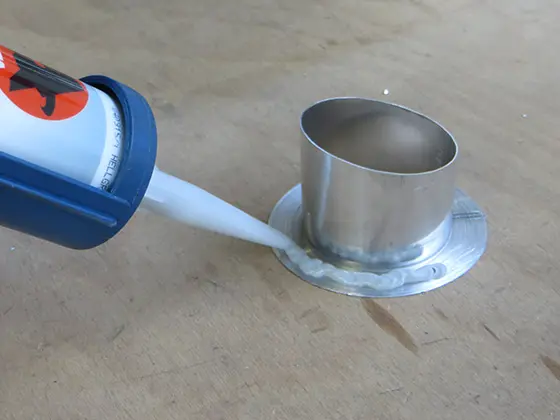 Apply PREFA special adhesive to the bonding flange.