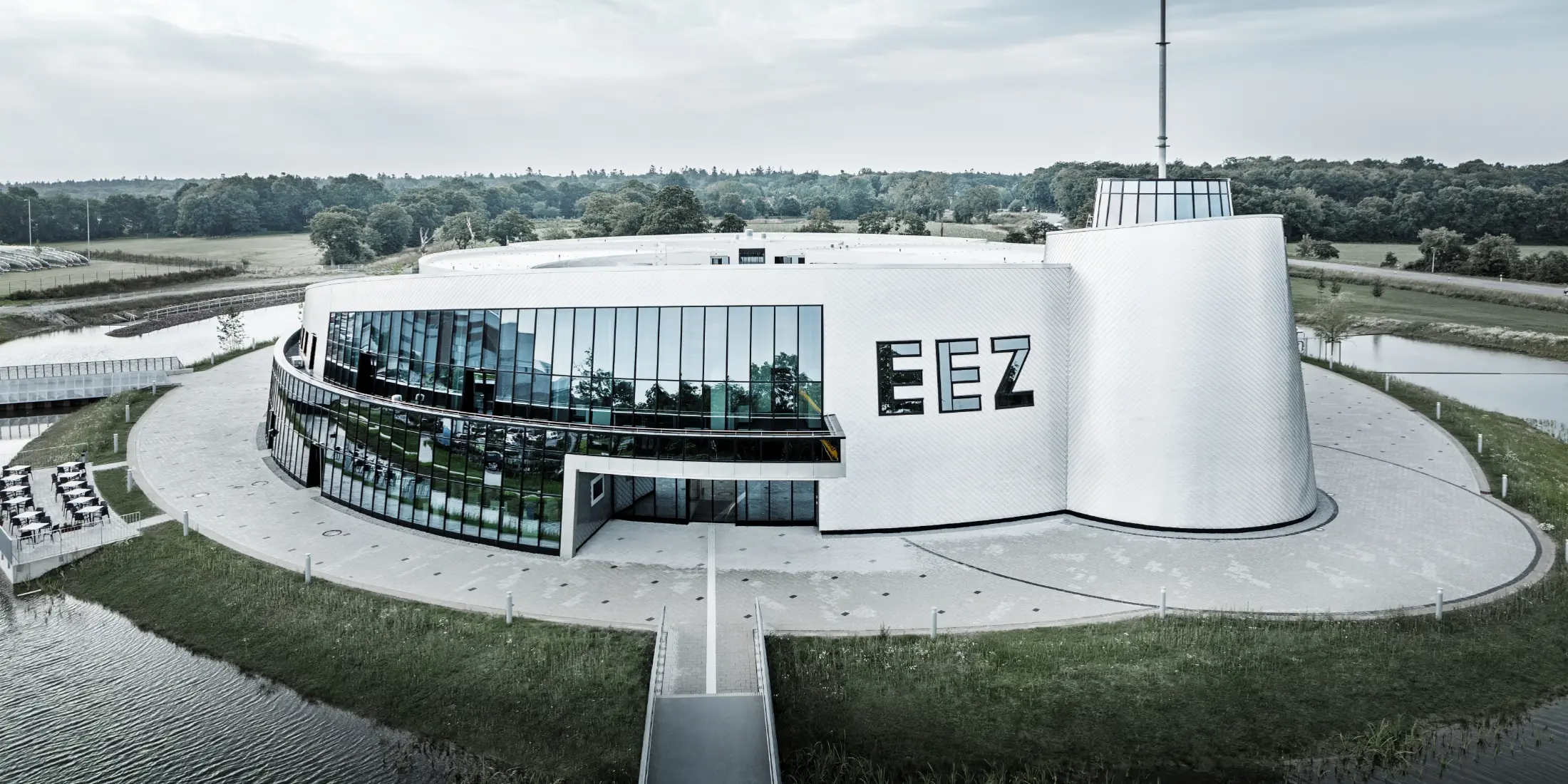 At Aurich’s Energie-Erlebnis-Zentrum (EEZ), the many rounded parts of the building were clad with the PREFA rhomboid façade tile 20 × 20 in plain aluminium.
