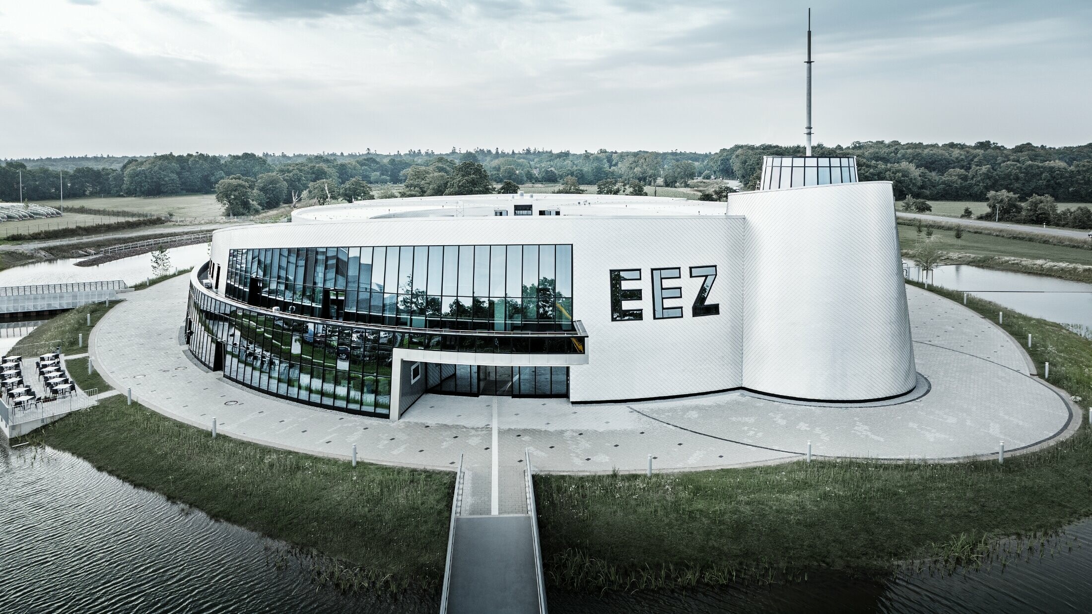 At Aurich’s Energie-Erlebnis-Zentrum (EEZ), the many rounded parts of the building were clad with the PREFA rhomboid façade tile 20 × 20 in plain aluminium.
