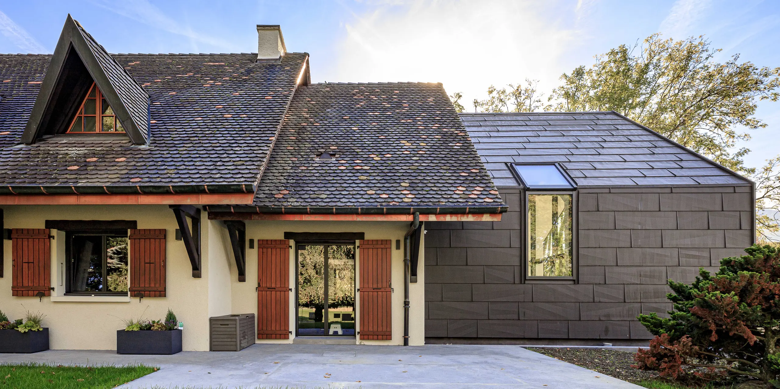 PREFA FX.12 roof and façade panels in P.10 brown, used as a striking design feature on the extension of a detached house in Lully