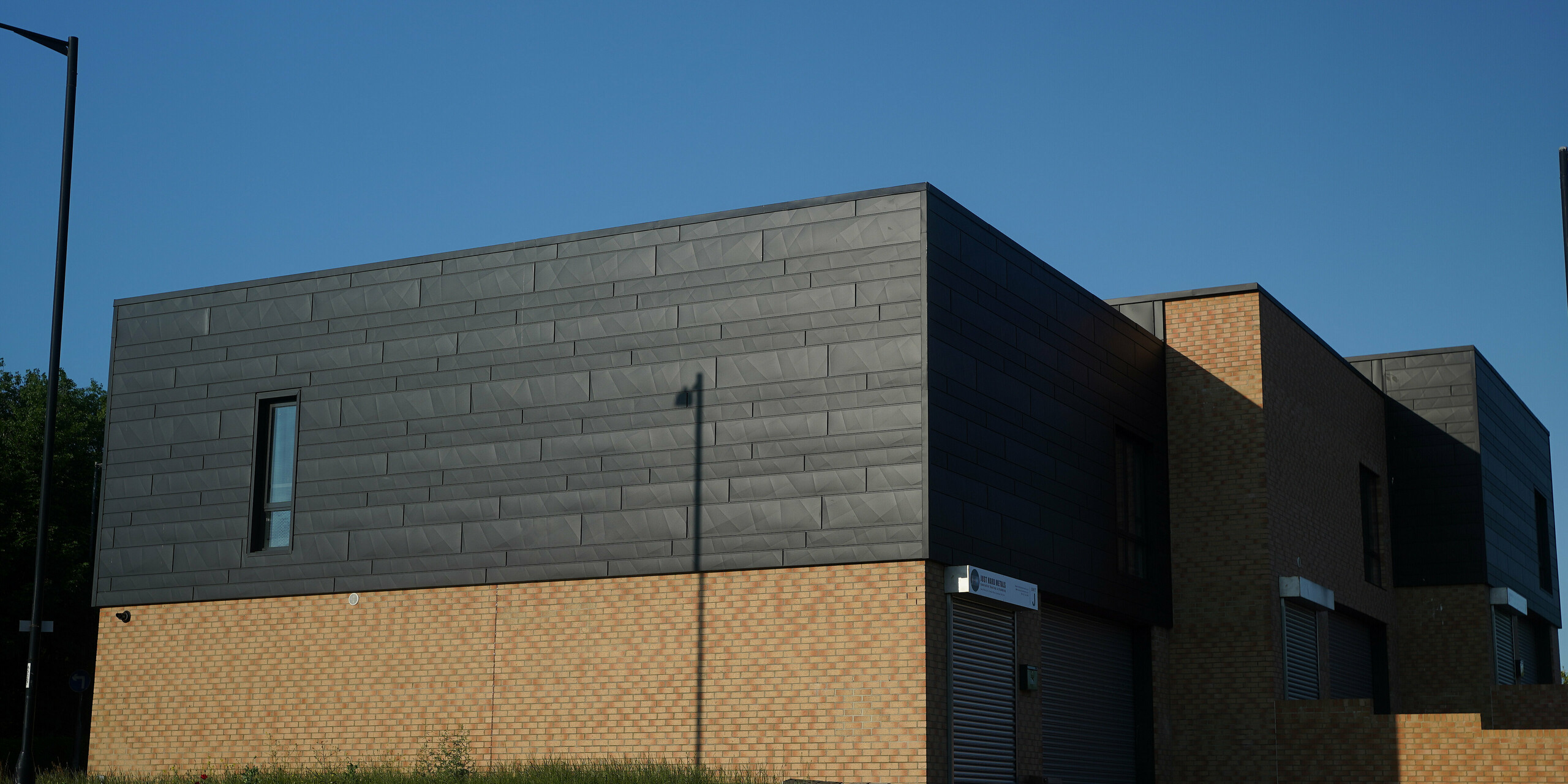 Company building in Sunderland with façade made of PREFA Siding.X in P.10 anthracite and bricks