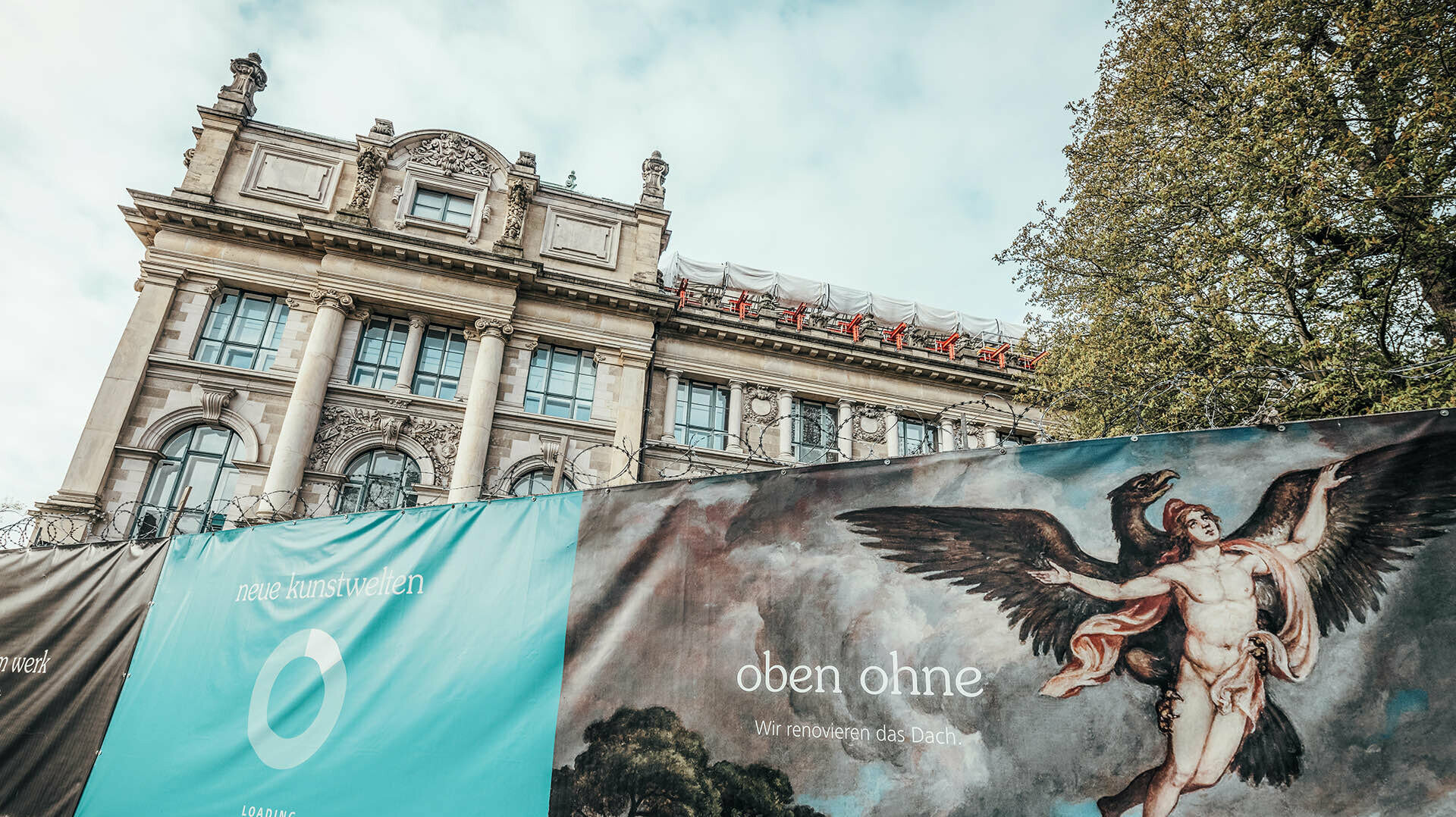 In the background you can see the roof renovation of the Landesmuseum Hannover by PREFA. 