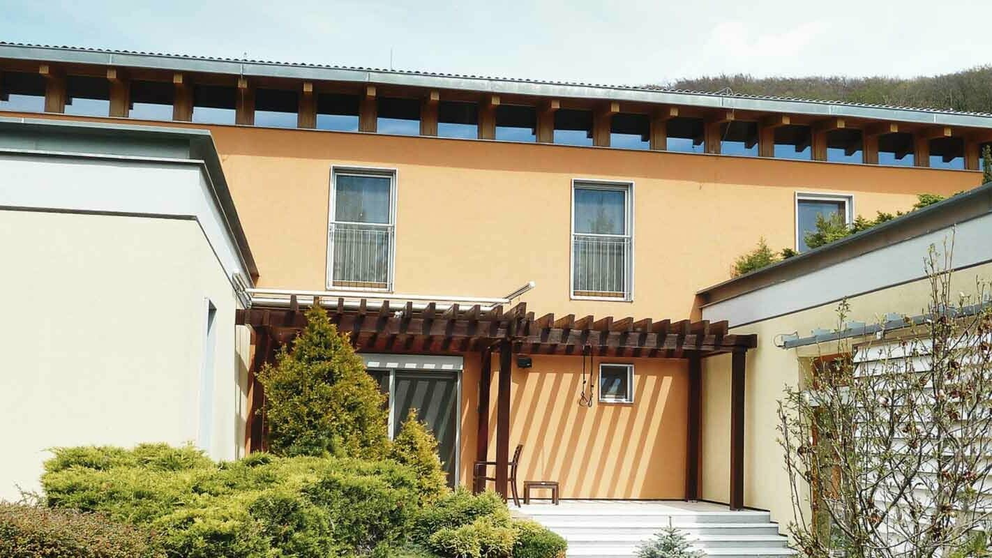 Modern detached house before renovation of façade with PREFA FX.12 façade panels in P.10 anthracite, orange façade