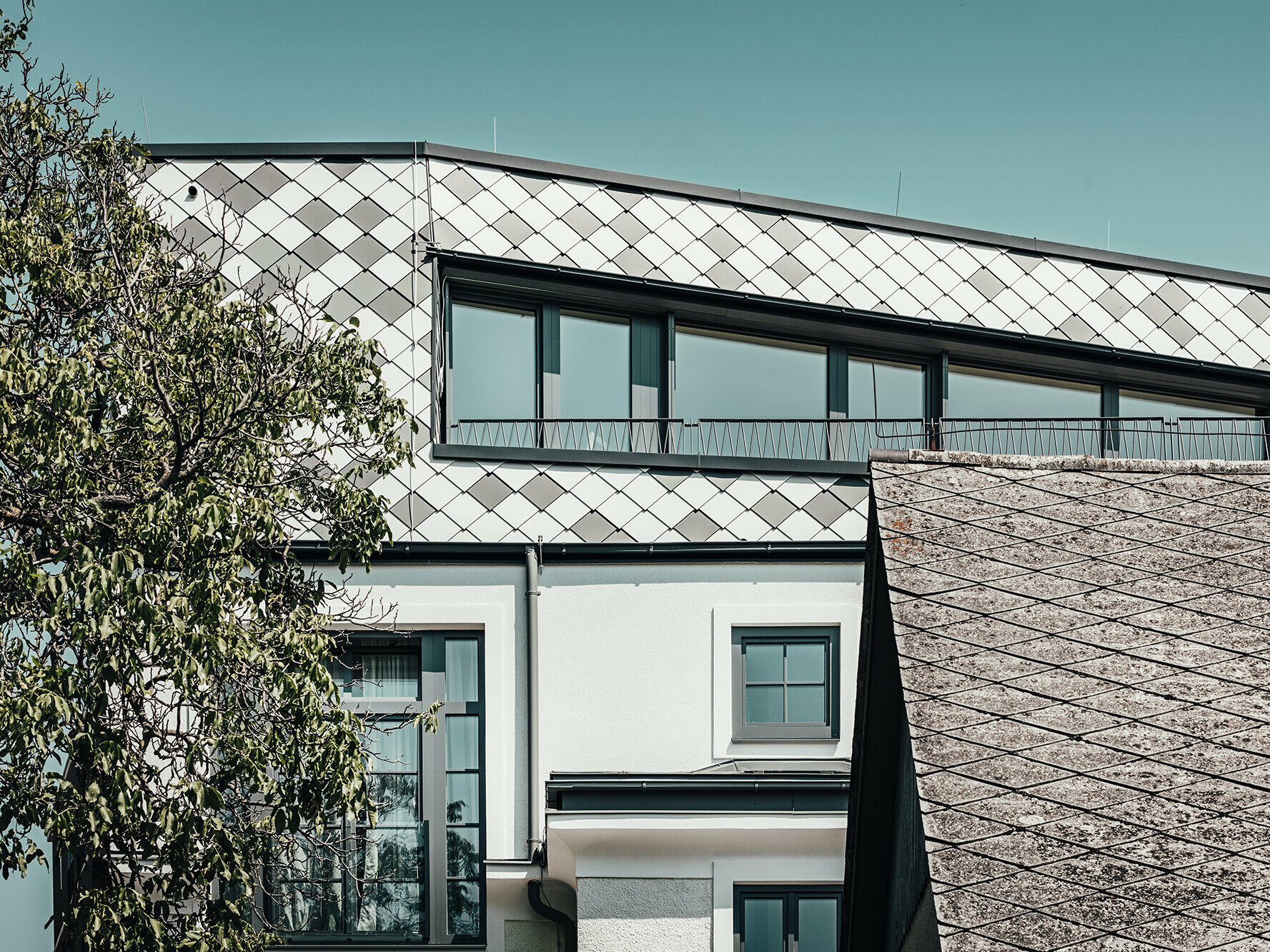 In the foreground: the old roof of the workshop. In the back: the new roof of the Reininghaus villa.