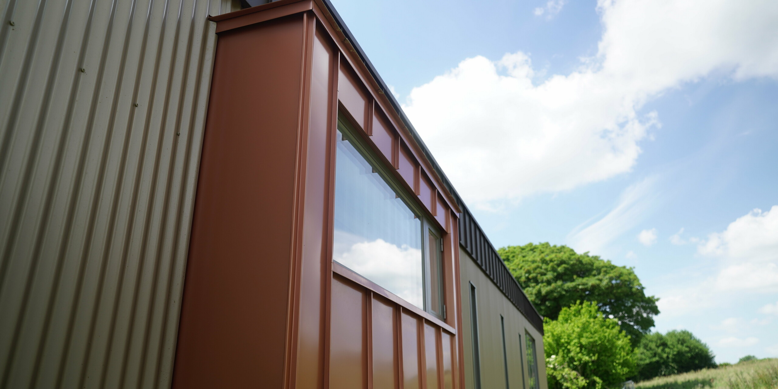 Close-up of an aluminium window cladding made of Falzonal in the colour New Copper