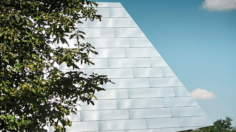 Fassade in schuppenförmiger Elementanordnung