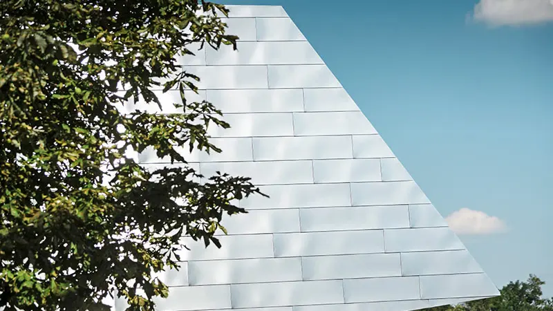 Fassade in schuppenförmiger Elementanordnung