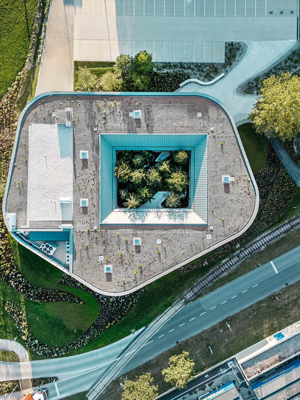 The Walters restaurant in the WALTER GROUP business park from a bird eye's view, with a focus on the forest in the atrium as well as the surrounding streets. 