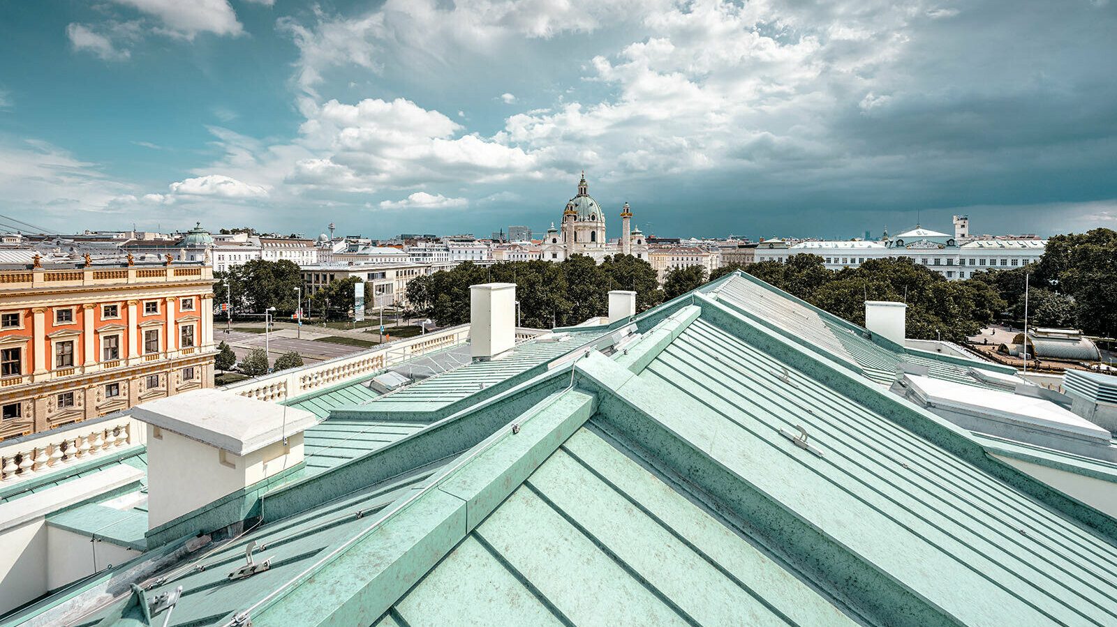 Close-up of the PREfalz roof in P.10 patina green. The Künstlerhaus is situated in Vienna and is surrounded by other buildings at the Karlsplatz.