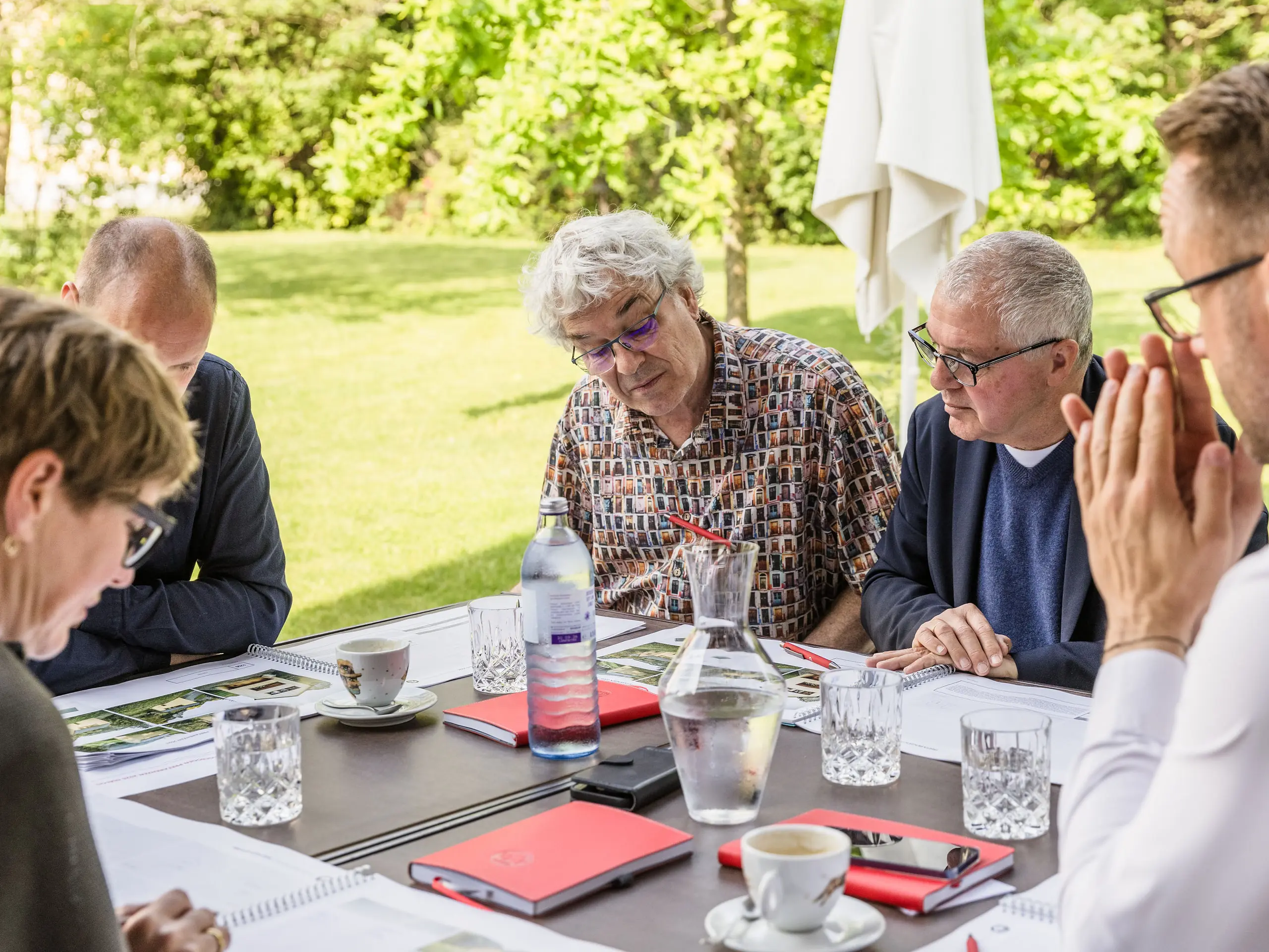 The selection of the PREFARENZEN 2026 projects was the subject of lively discussion among the jury. The experts sat around moderator Matthias Finkentey and carefully analysed the architectural concepts submitted. The focus was on quality, the degree of innovation and the creative use of PREFA aluminium solutions. The meeting took place in the inspiring outdoor area of the Winzerresidenz in Seewinkel, Burgenland.