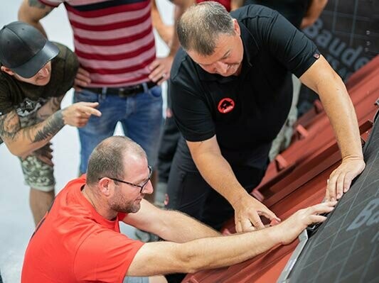 PREFA installation instructor shows a participant the correct installation of PREFA products at the PREFA Academy.