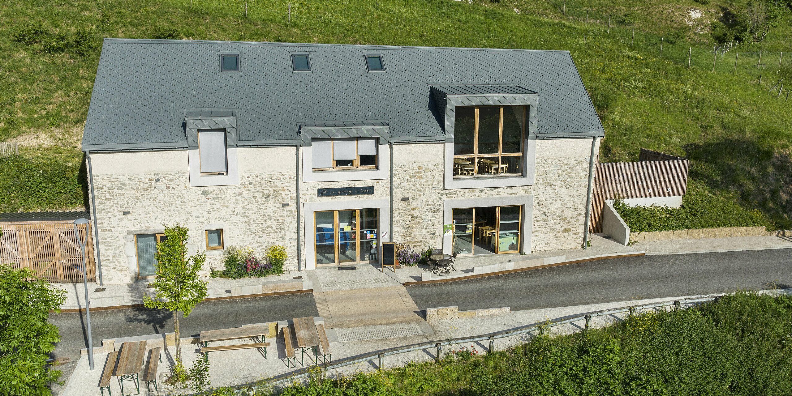 PREFA Dachraute 29x29 in P.10 Hellgrau auf einem Ferienhaus in Engins nahe Grenoble