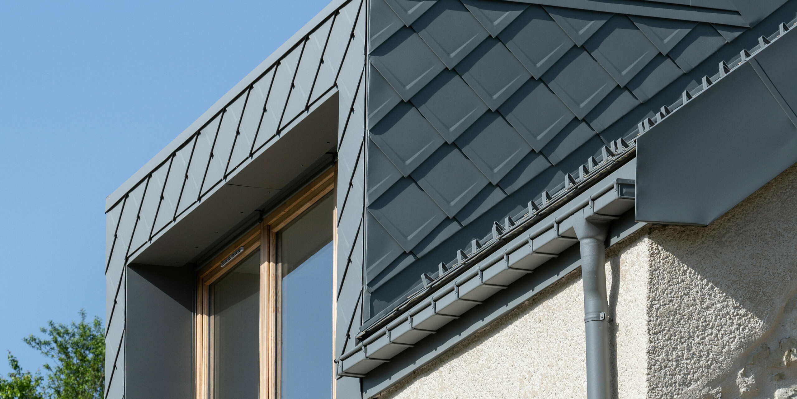 PREFA Dachraute 29x29 in P.10 Hellgrau auf einem Ferienhaus in Engins nahe Grenoble