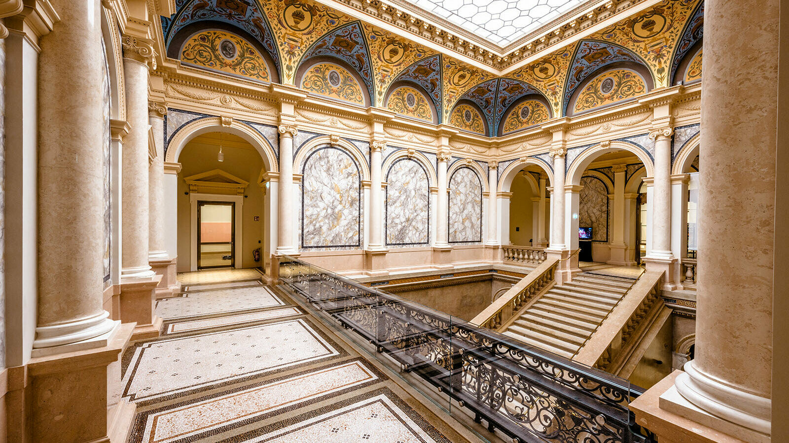 The interior of the Künstlerhaus. Magnificent decorations and a striking staircase give the atmosphere a special flair.