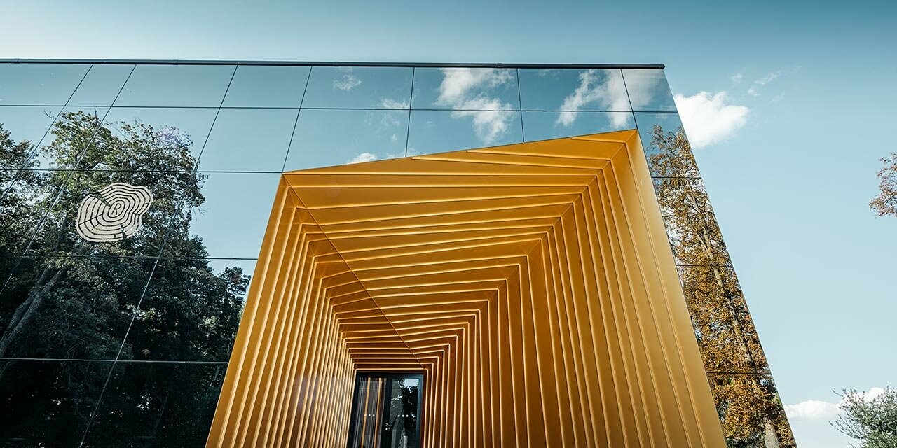 Newly constructed Rúbaň winery (Hungary) with a large glass surface and an aluminium façade in maya gold