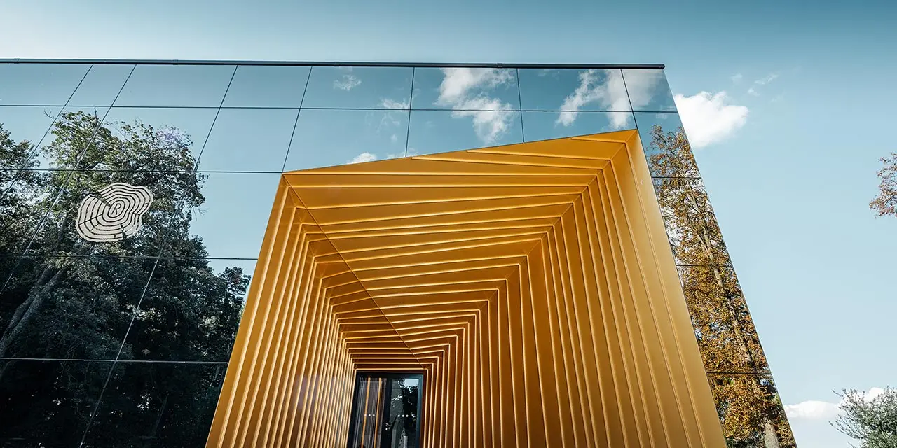 Newly constructed Rúbaň winery (Hungary) with a large glass surface and an aluminium façade in maya gold