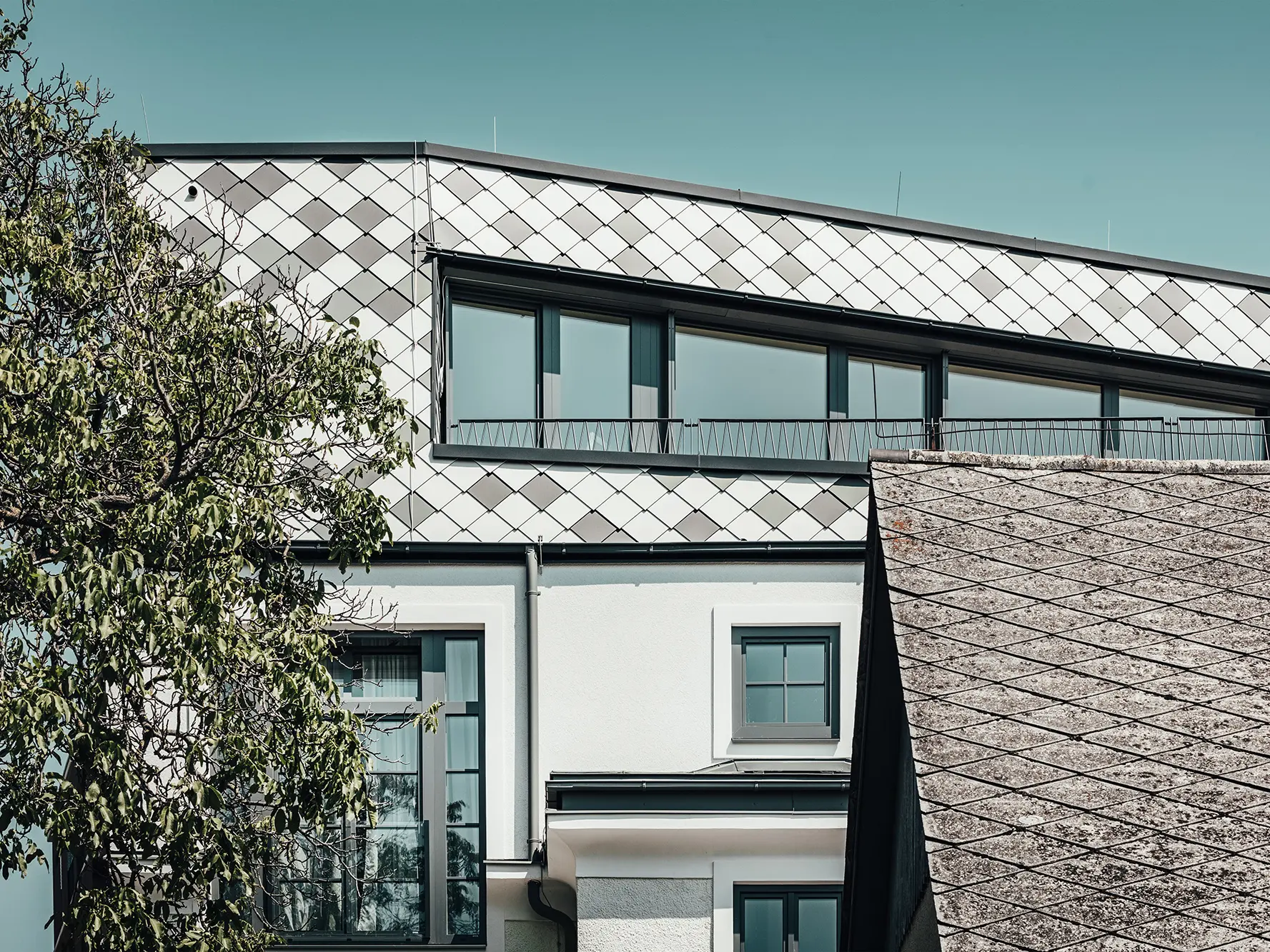 In the foreground: the old roof of the workshop. In the back: the new roof of the Reininghaus villa.