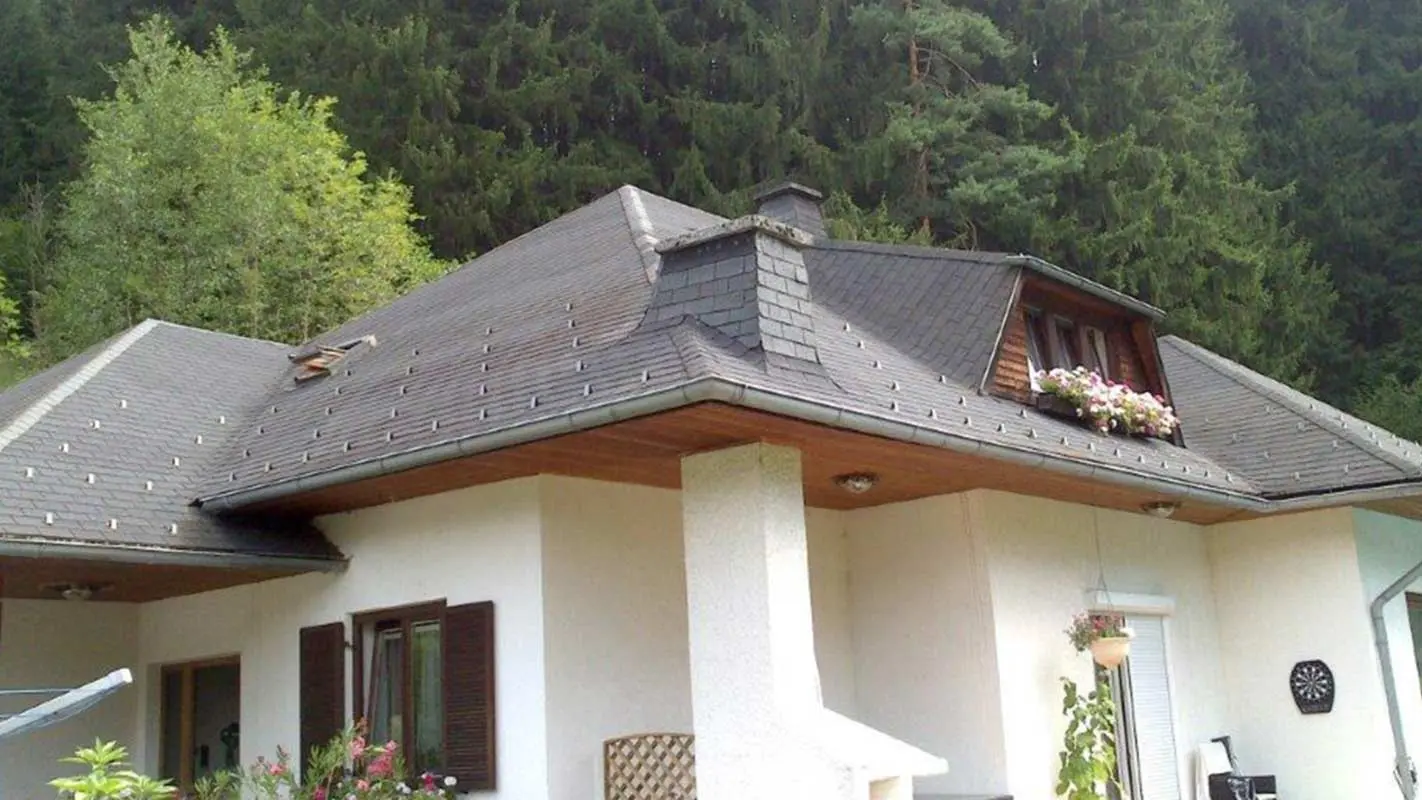 Detached house with a hipped roof before roof renovation with PREFA roof tiles including trapezoidal dormer
