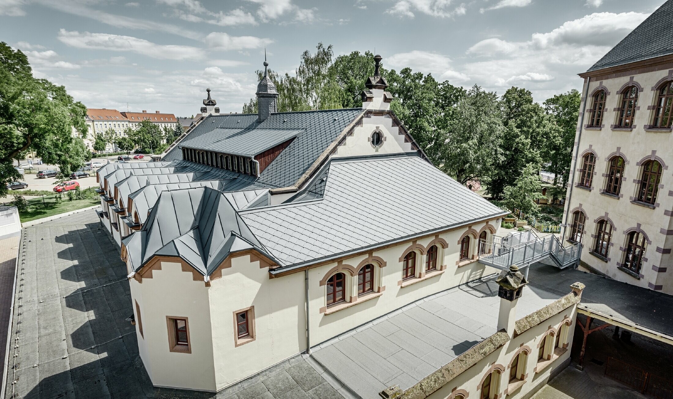 Newly renovated gym at Lutherstadt school in Wittenberg (Germany) with a PREFA aluminium roof, rhomboid roof tiles and Prefalz in anthracite