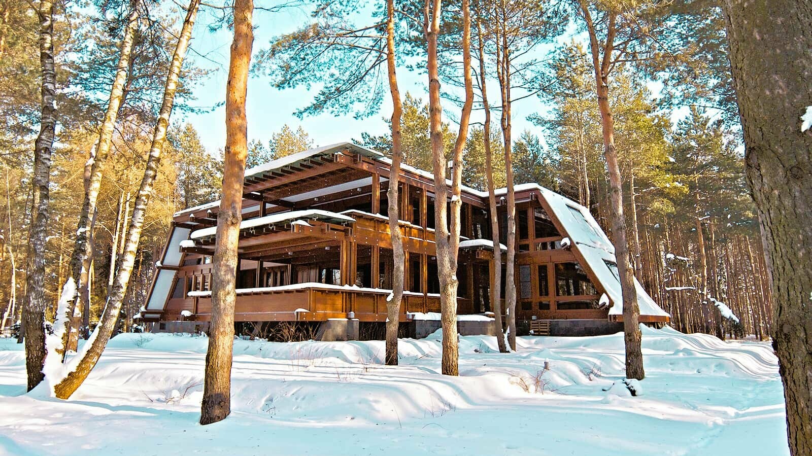 A picture of the Pagano is in winter. It is covered in snow, the sun is shining. Trees can be seen in the foreground.