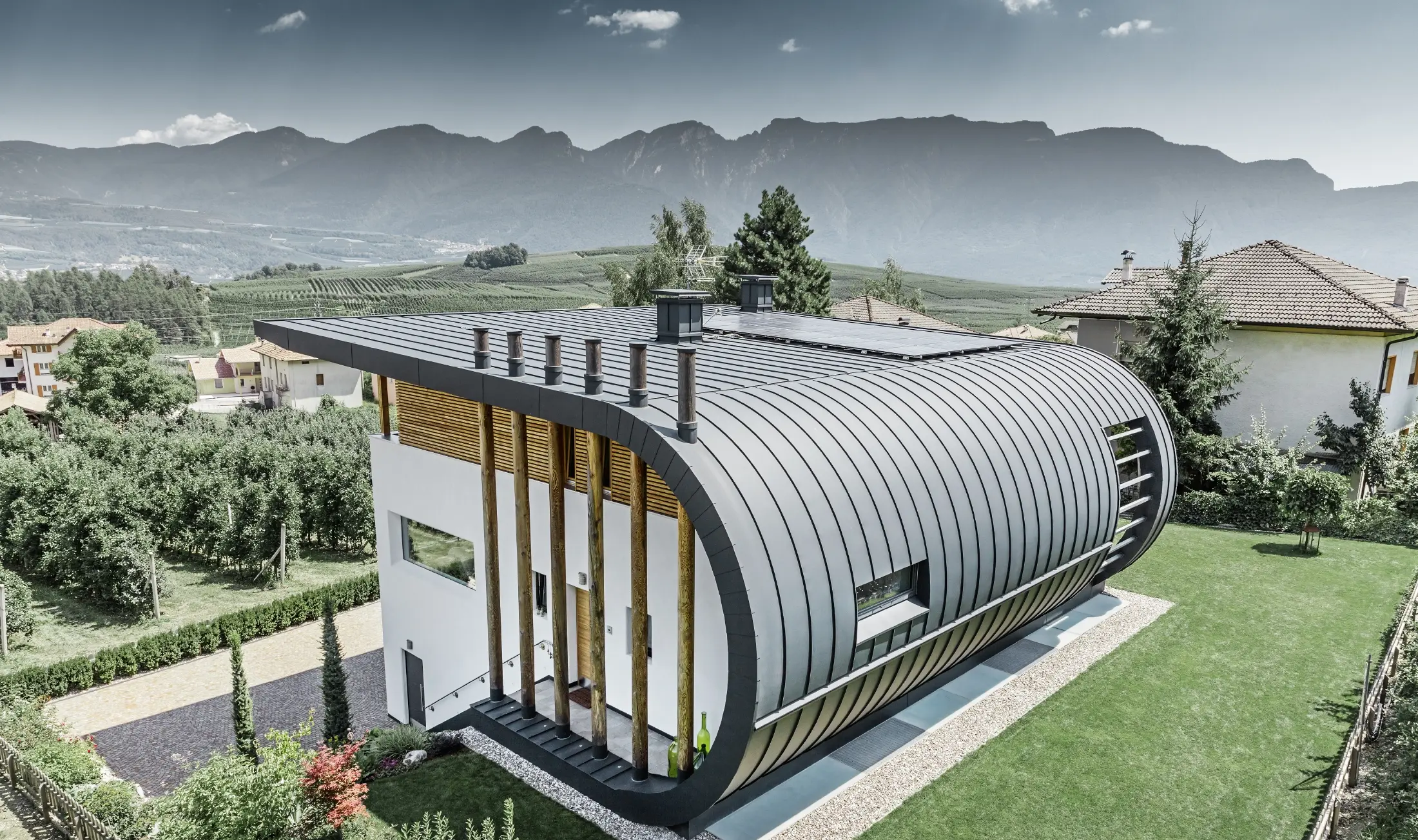 Aerial view of Casa Giovannini in Italy with the rounded façade with Prefalz standing seam in P.10 Anthracite.