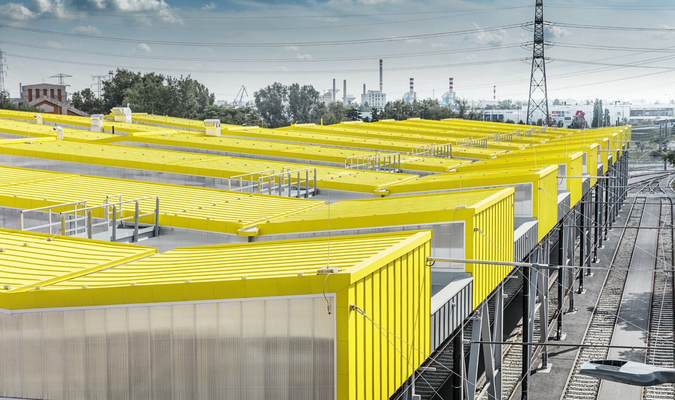The shape of the new Budapest remise is reminiscent of Budapest’s new trams. They were clad in a PREFA standing seam roof in traffic yellow, RAL 1023.