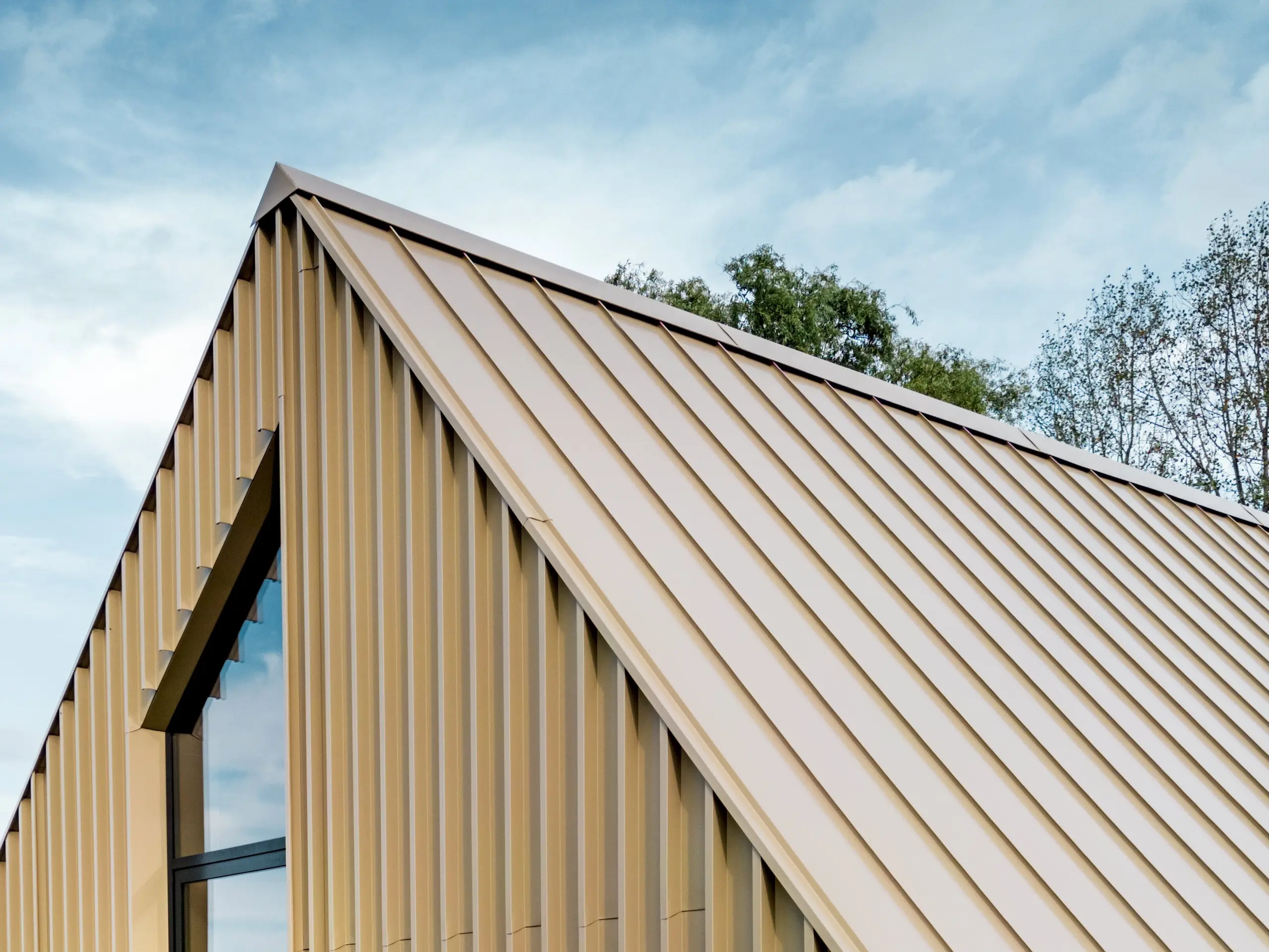 PREFA Falzonal Fassade im Farbton Neukupfer
