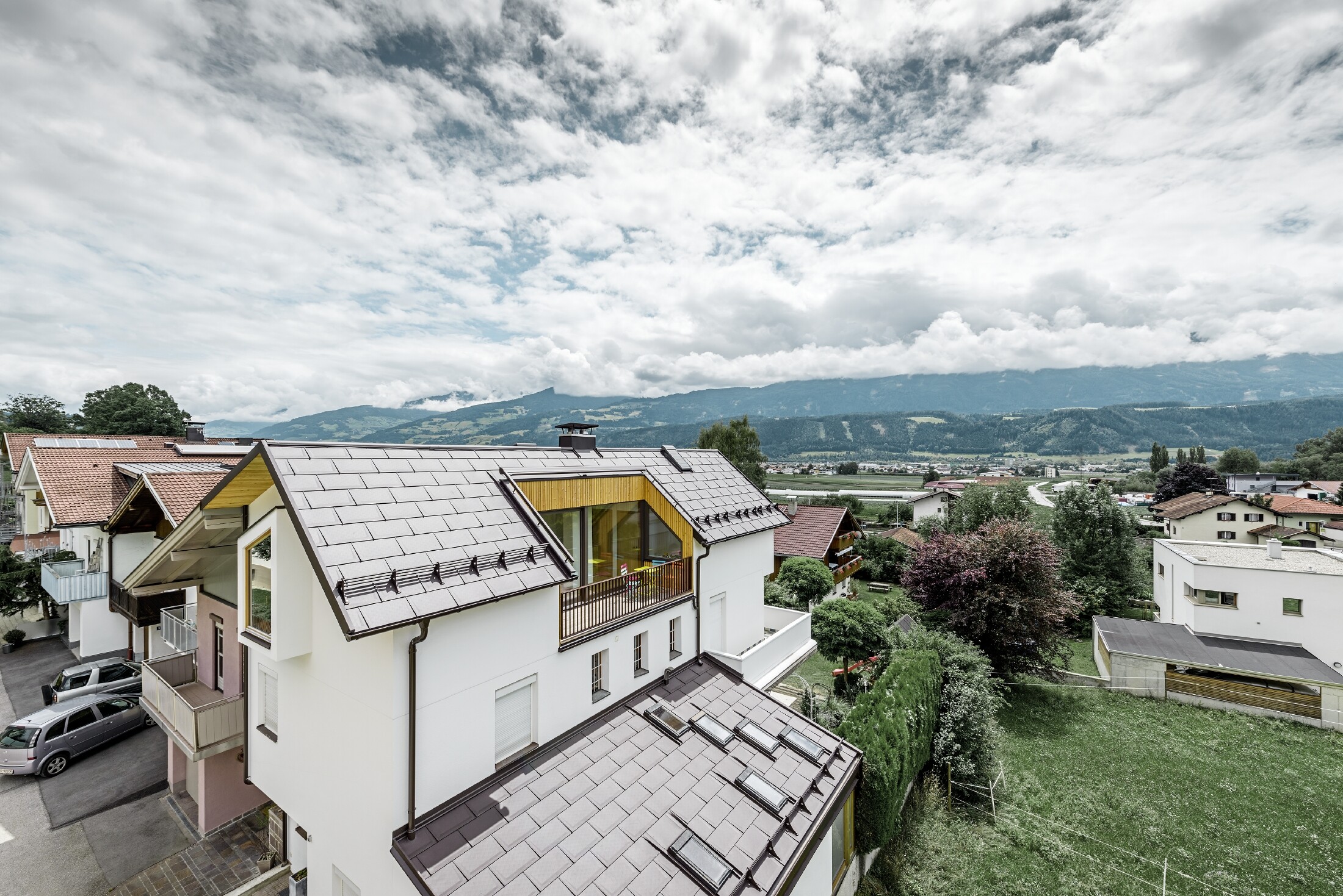 The new residential building in Thaur was covered with the new PREFA R.16 roof tile in brown.