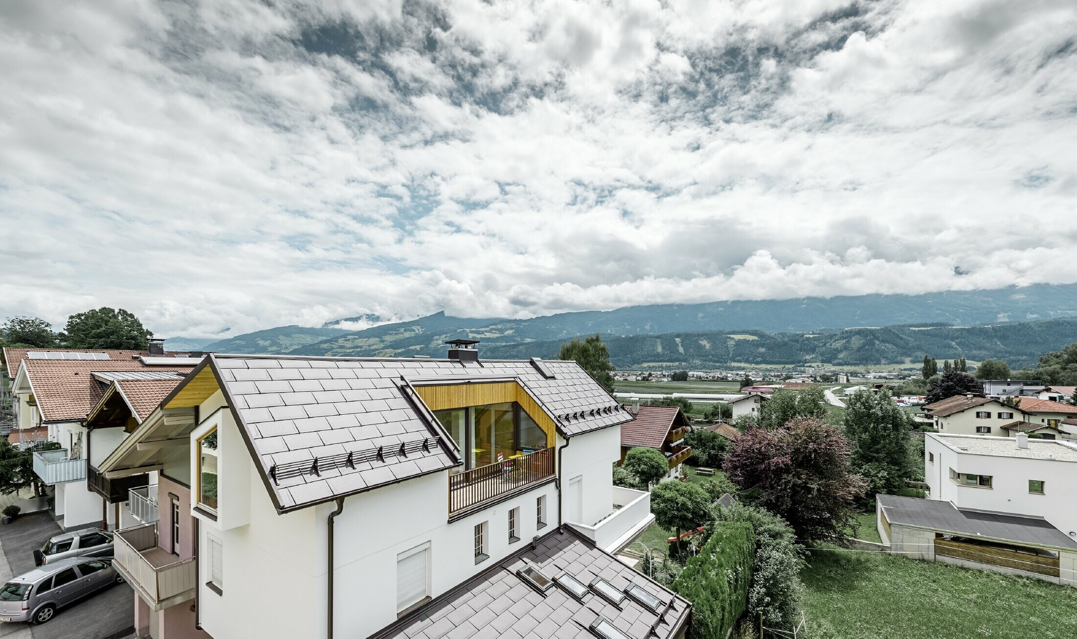 The new residential building in Thaur was covered with the new PREFA R.16 roof tile in brown.