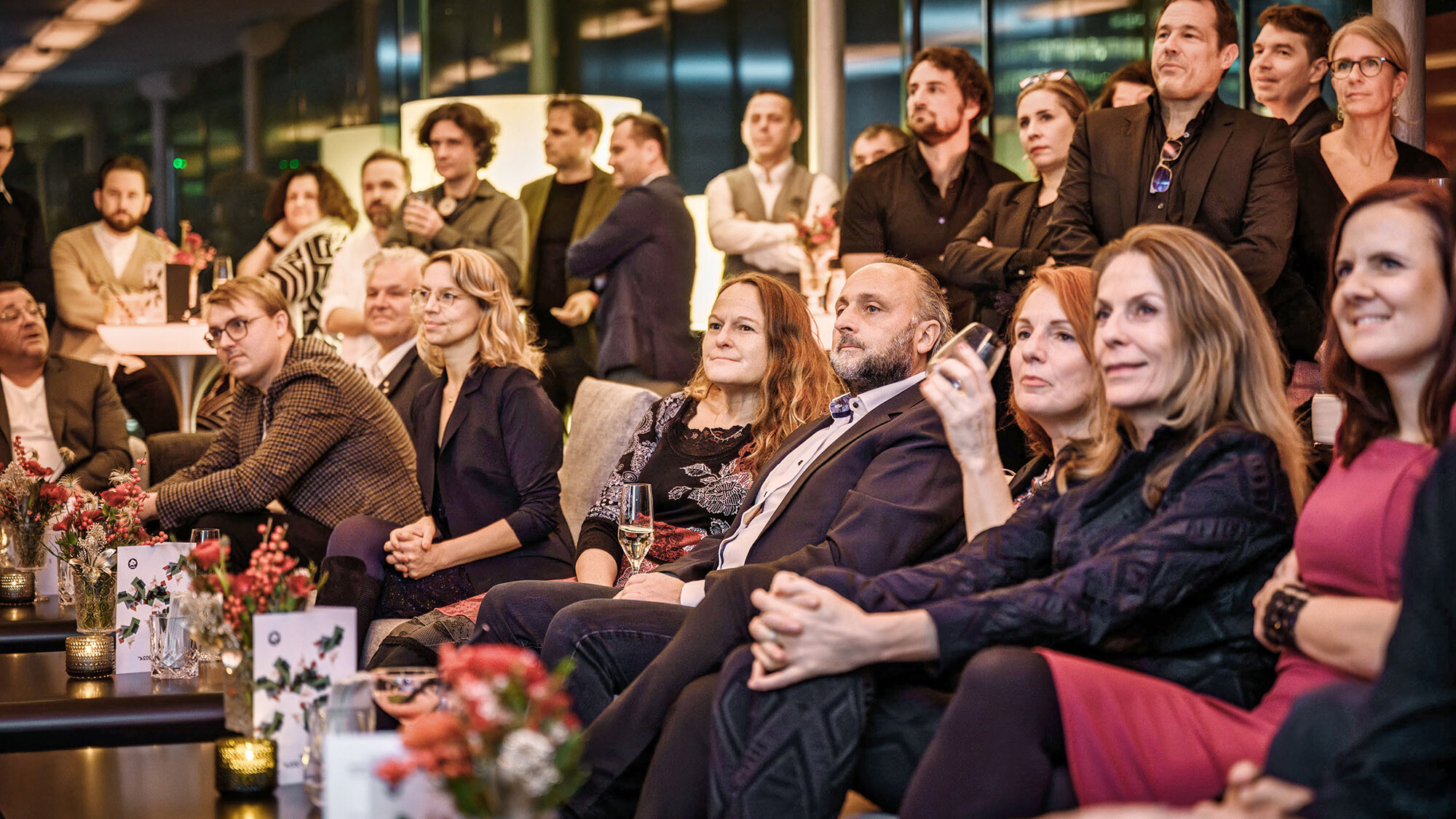 A close-up of some of the guests during the KI-supported presentation of PREFARENZEN 2024.