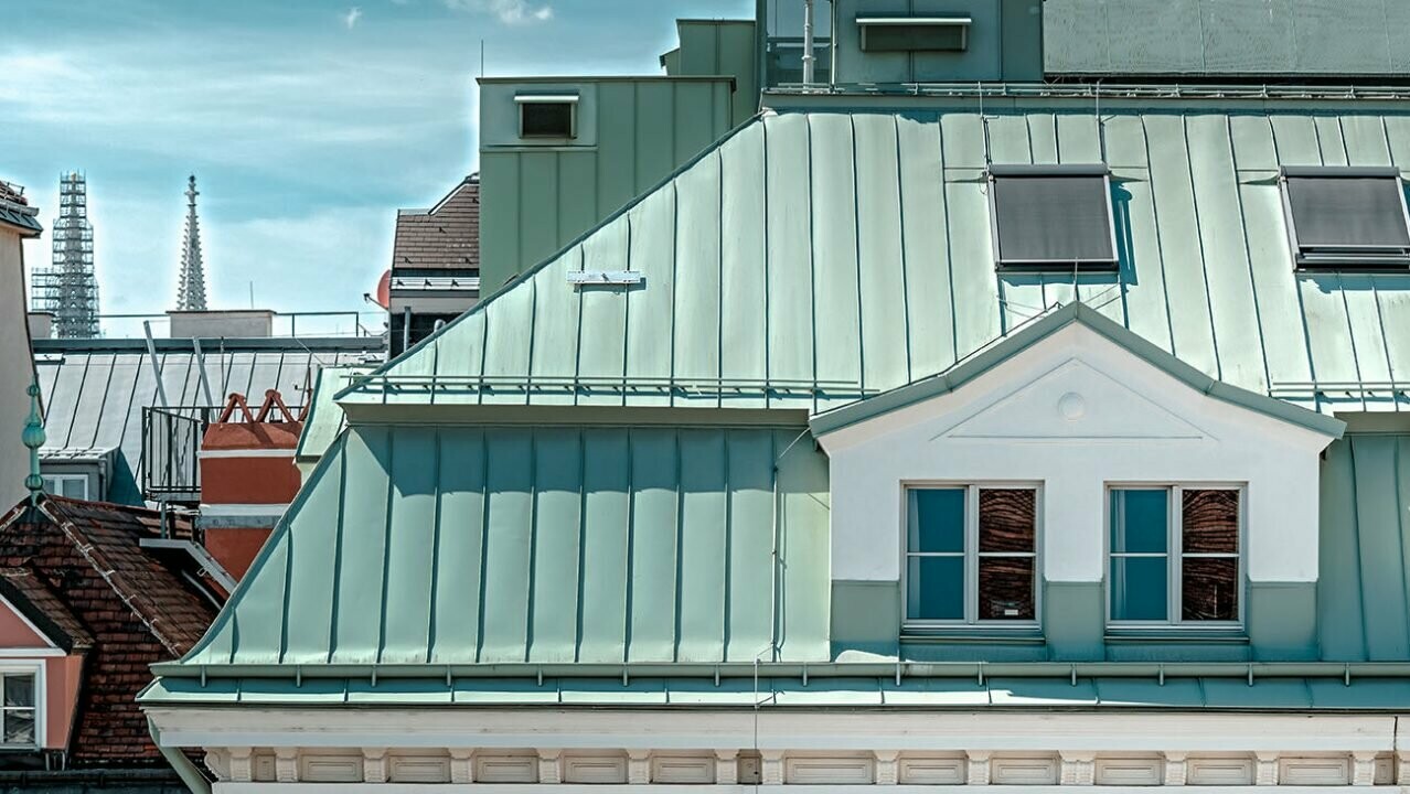 A shot of the Künstlerhaus in Vienna. The P.10 patina green Prefalz roof matches perfectly with the white façade.