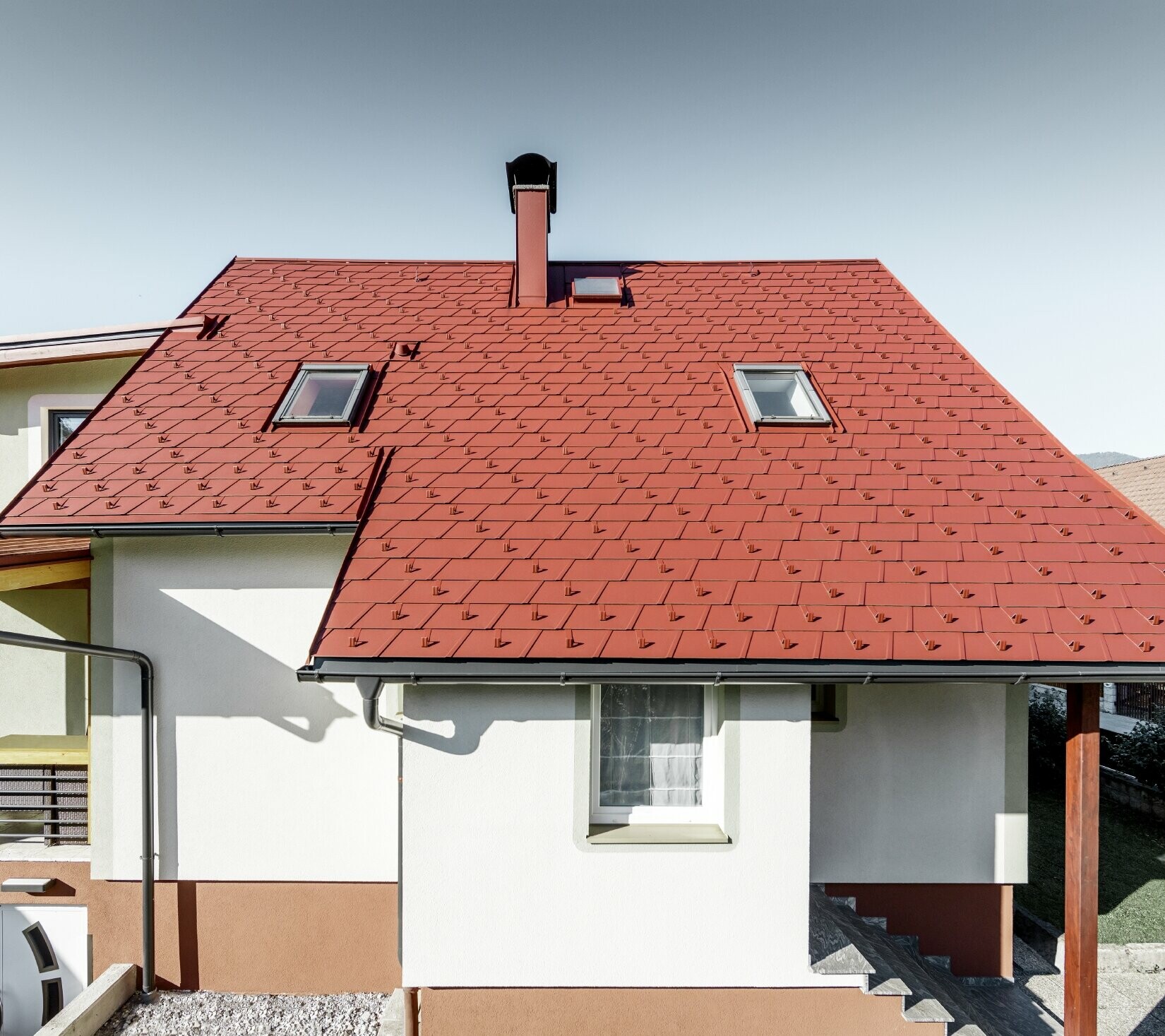 Refurbished detached house with the new PREFA roof shingle – in this case the DS.19 in oxide red was used.