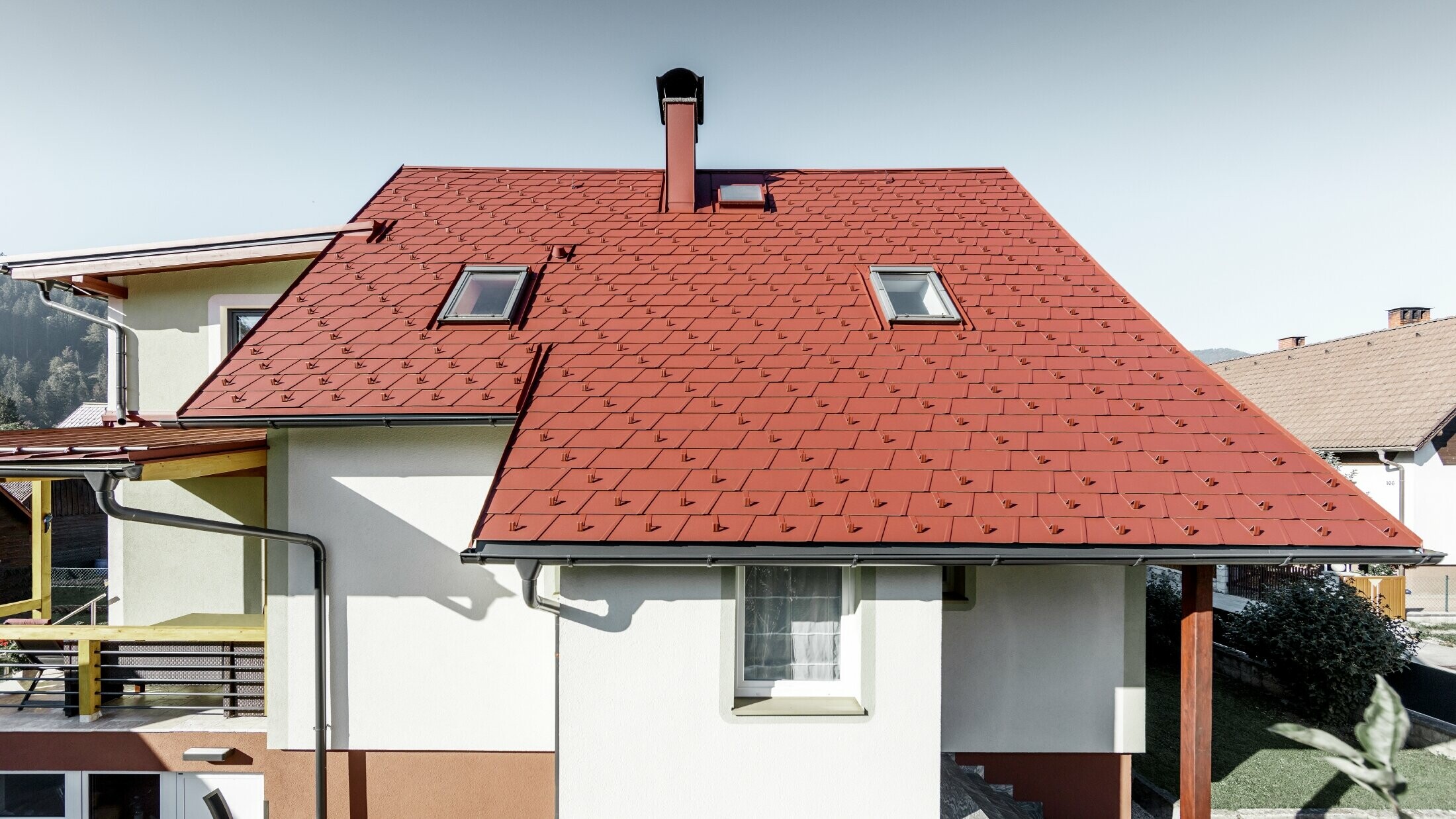 Refurbished detached house with the new PREFA roof shingle – in this case the DS.19 in oxide red was used.