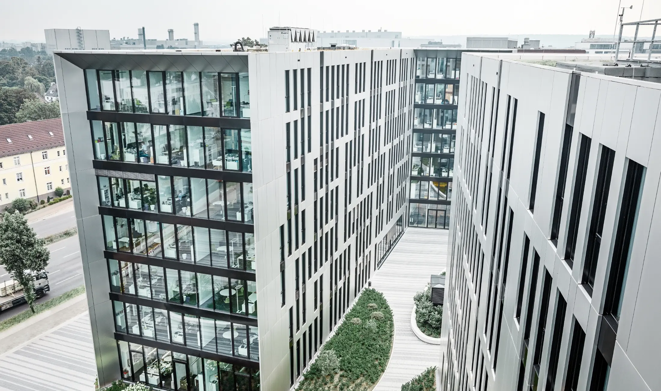 Futuristic aluminium façade made of aluminium composite panels in brushed aluminium on the Clara and Robert building complex s in Düsseldorf (Germany).
