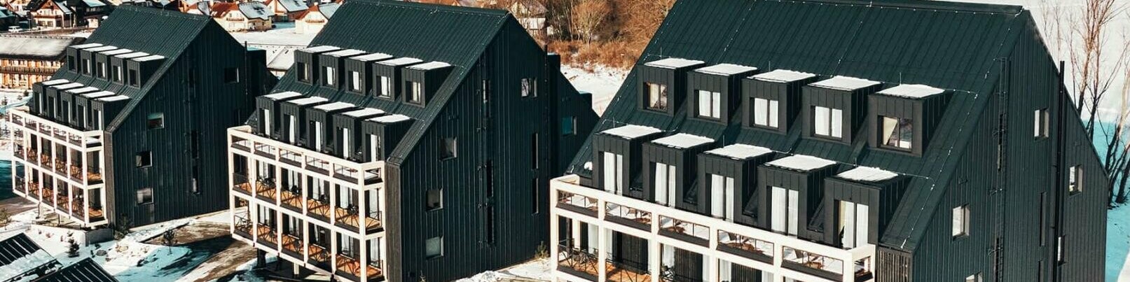 Overview of the resort complex of apartment buildings, Liptovský Mikuláš (Slovakia) covered with PREFA Prefalz in a P.10 anthracite lacquer.