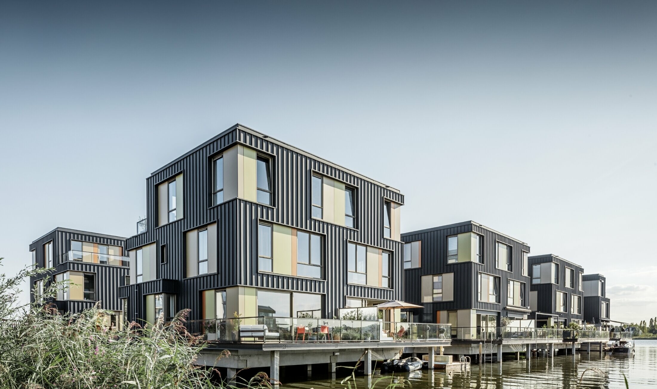 New residential development with semi-detached houses on a lake in Amsterdam. The houses were clad in PREFA Prefalz in P.10 anthracite.