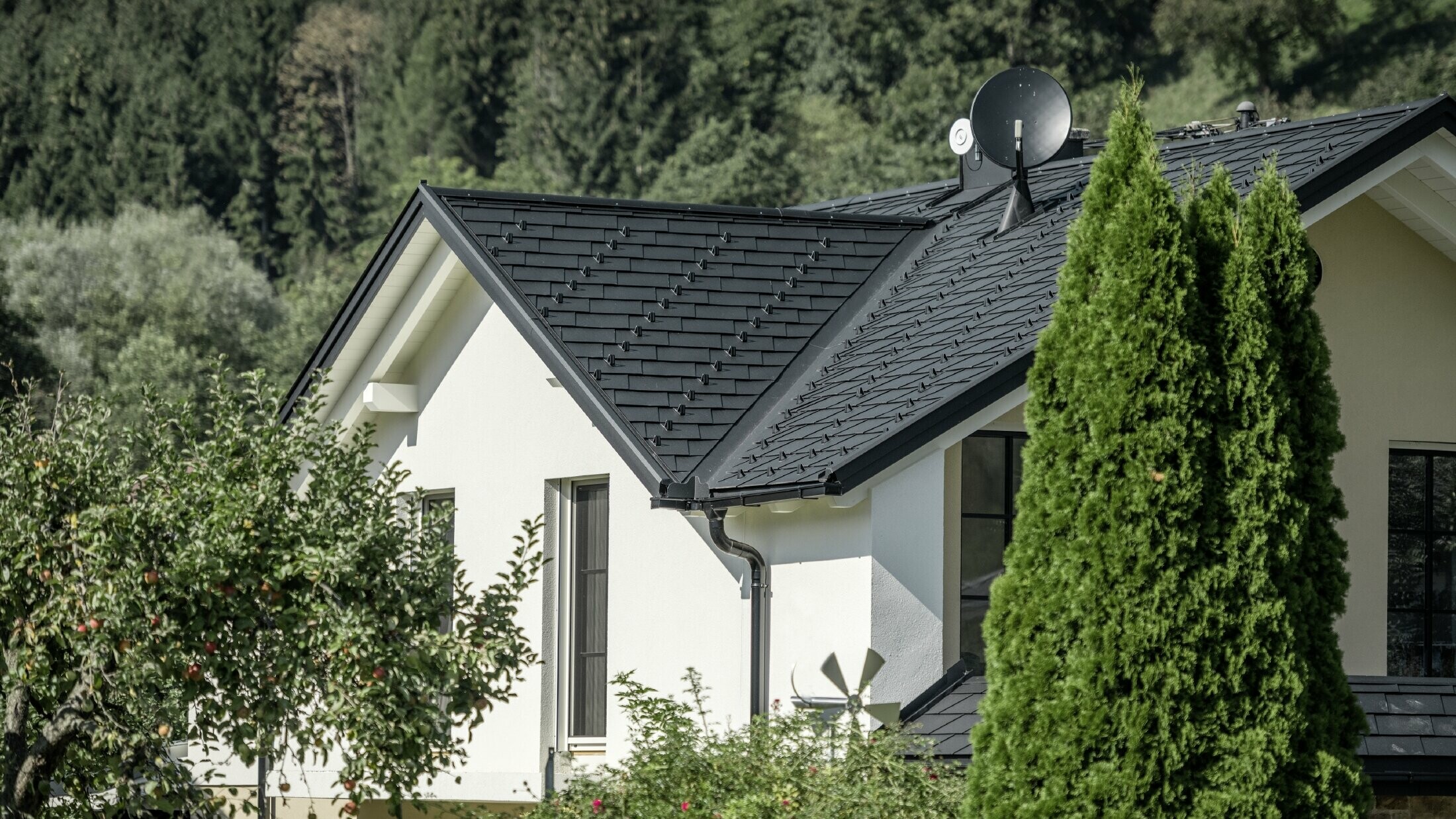 Roof renovation with PREFA aluminium shingle in P.10 black with valley