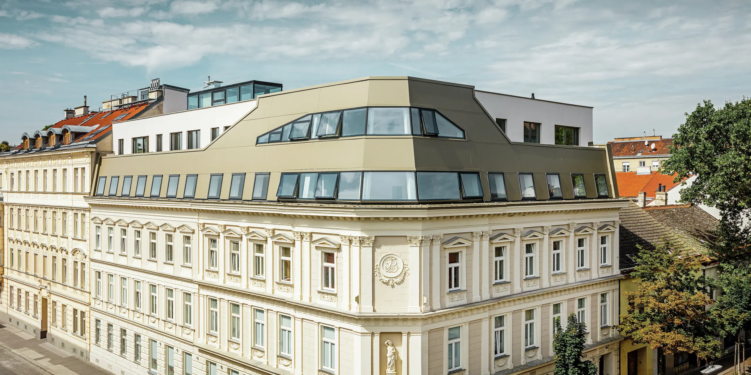 Roof extension in Schloßhofer Straße, Vienna (Austria) with PREFA aluminium composite panels in bronze