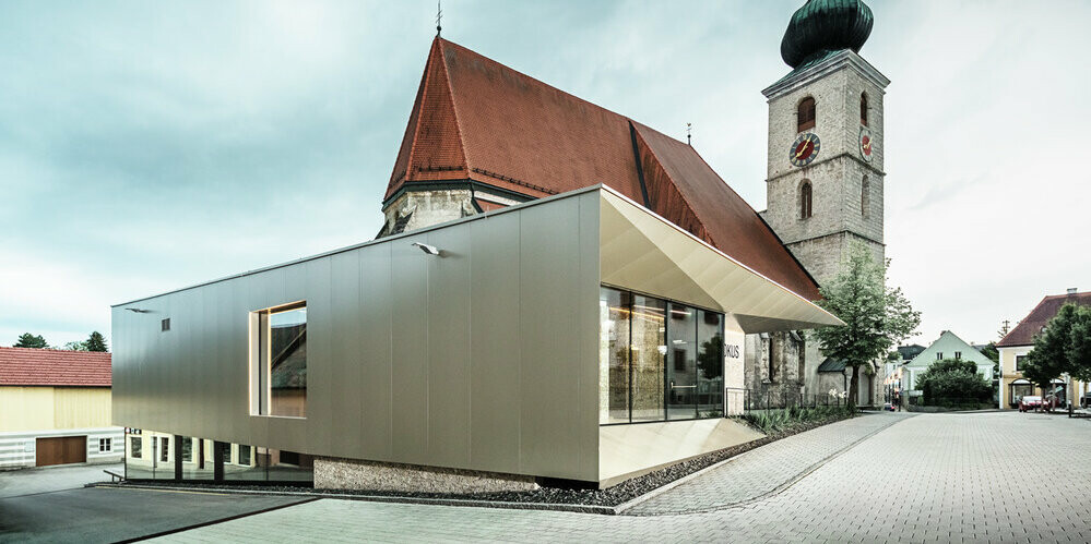 The modern parish centre in Sierning was clad with PREFABOND in bronze on the façade and the soffit