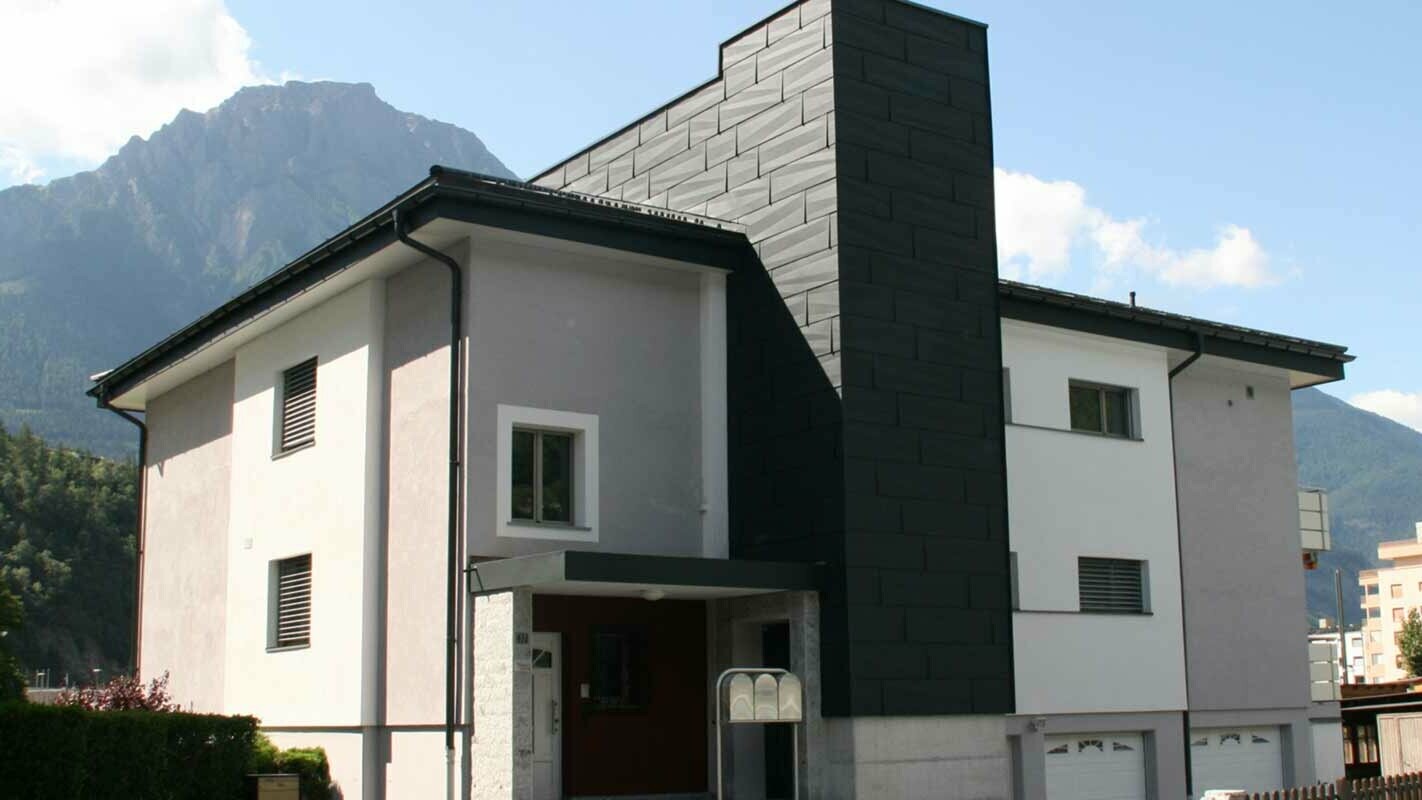 House extension and façade cladding with PREFA FX.12 façade panels in P.10 anthracite