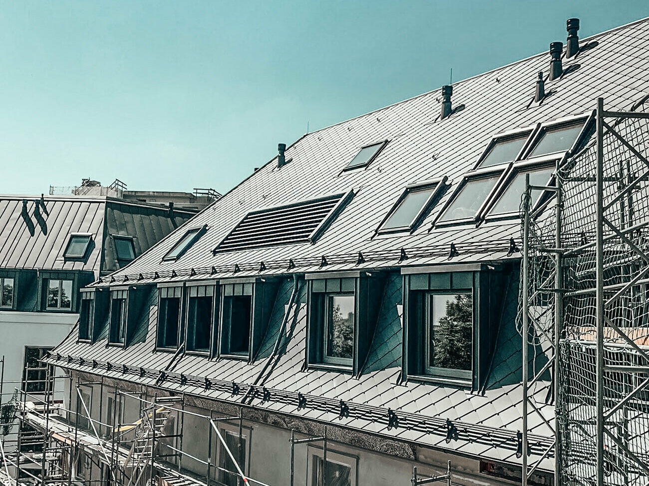 A shot of the roof of the Marie housing complex. The PREFA rhomboid façade tiles 29x29 in P.10 dark grey can be seen.