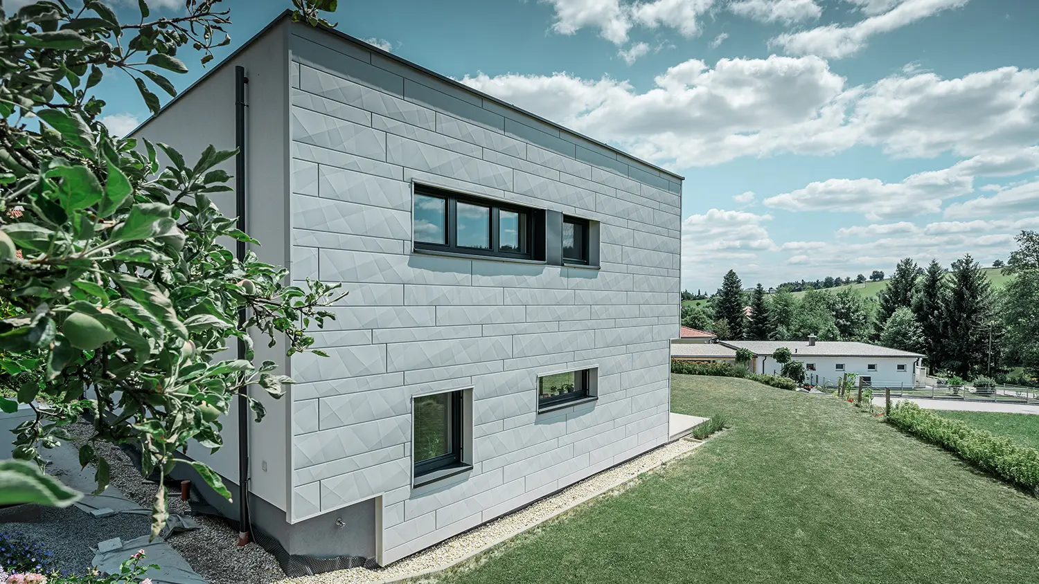 Side view of a modern detached house showing the Siding.X façade.