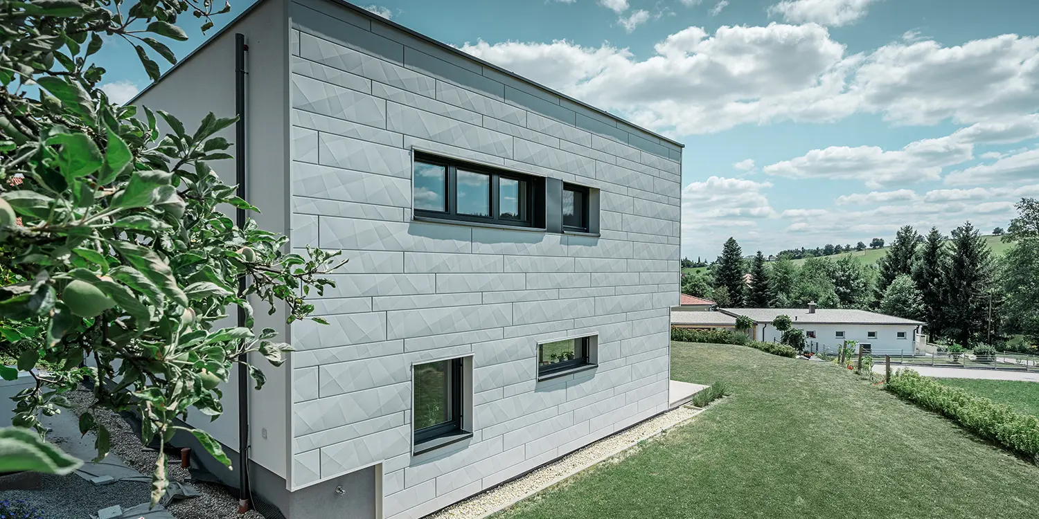 Side view of a modern detached house showing the Siding.X façade.