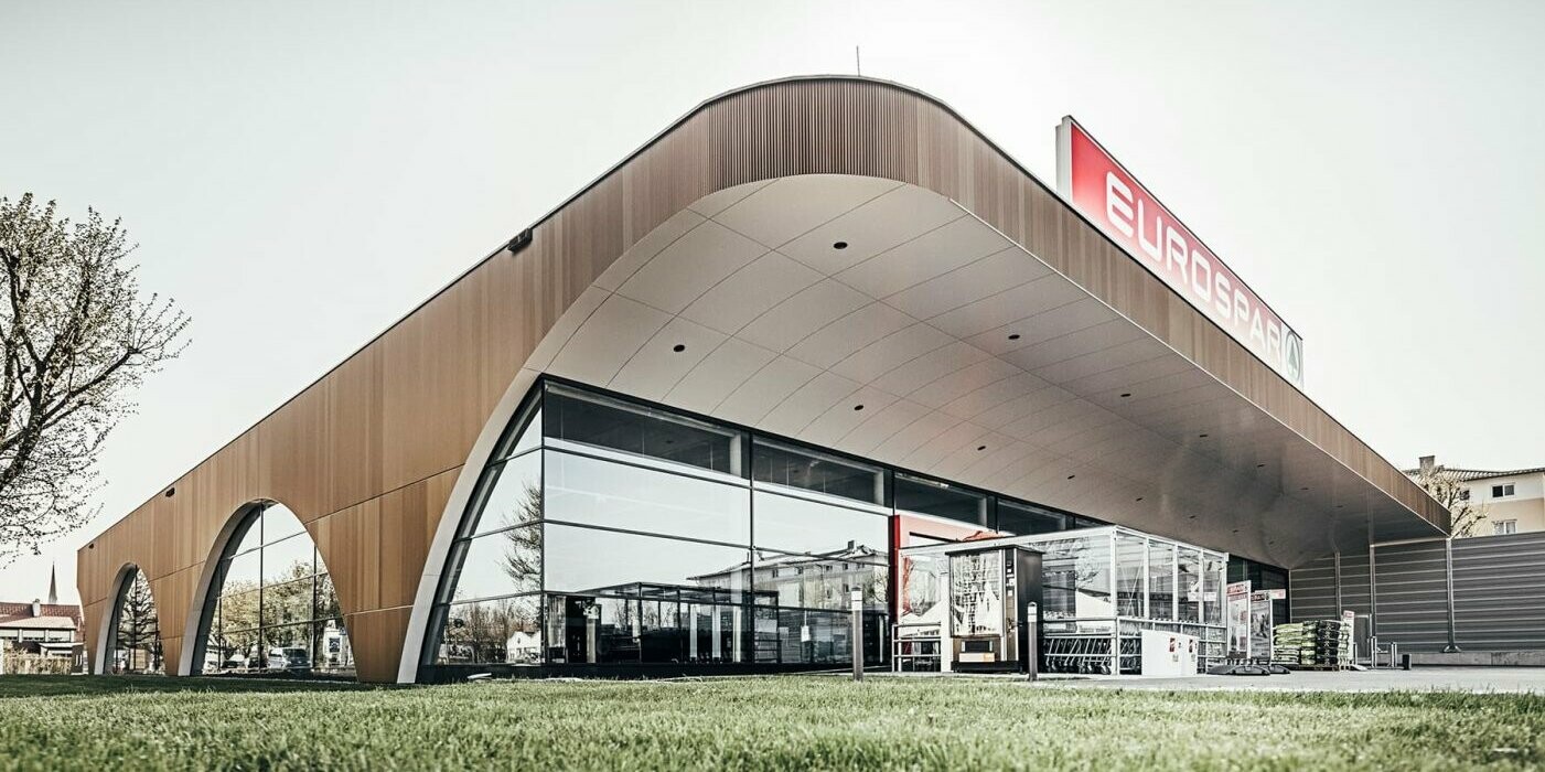 Side view of the Eurospar supermarket which is covered in PREFA serrated profile in the colour bronze.