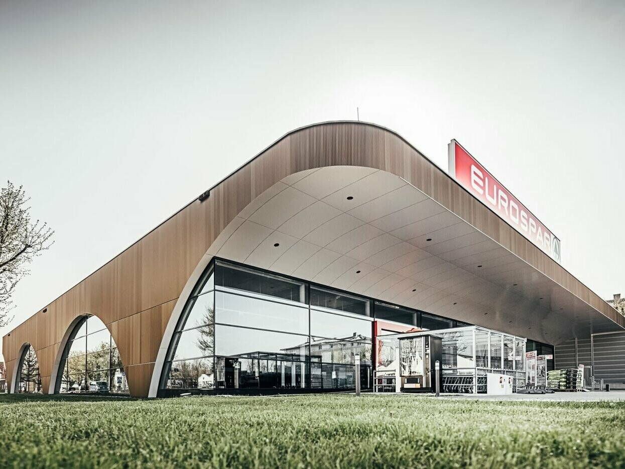Side view of the Eurospar supermarket which is covered in PREFA serrated profile in the colour bronze.