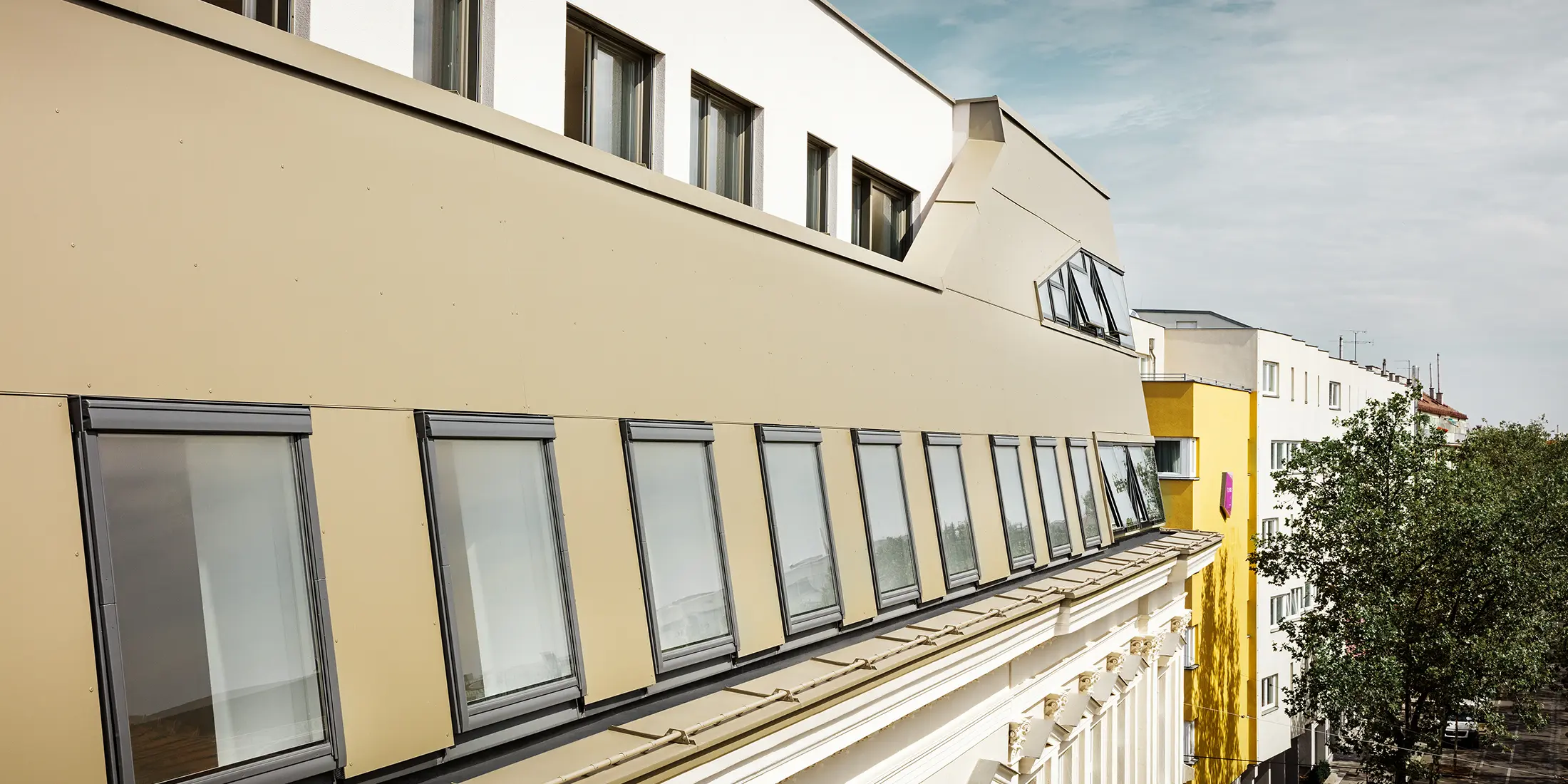 Roof extension in the Schloßhofer Straße in Vienna with PREFA aluminium composite panels in bronze