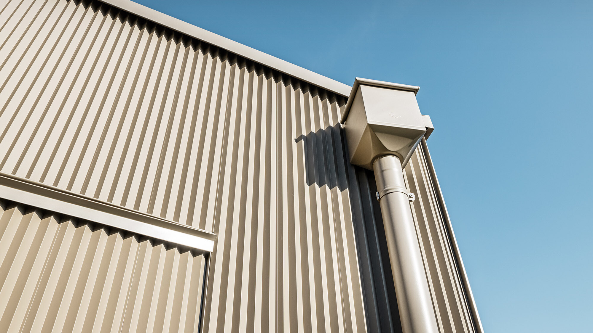 Close-up of the façade and gutter by PREFA, which was also executed in the colour bronze.